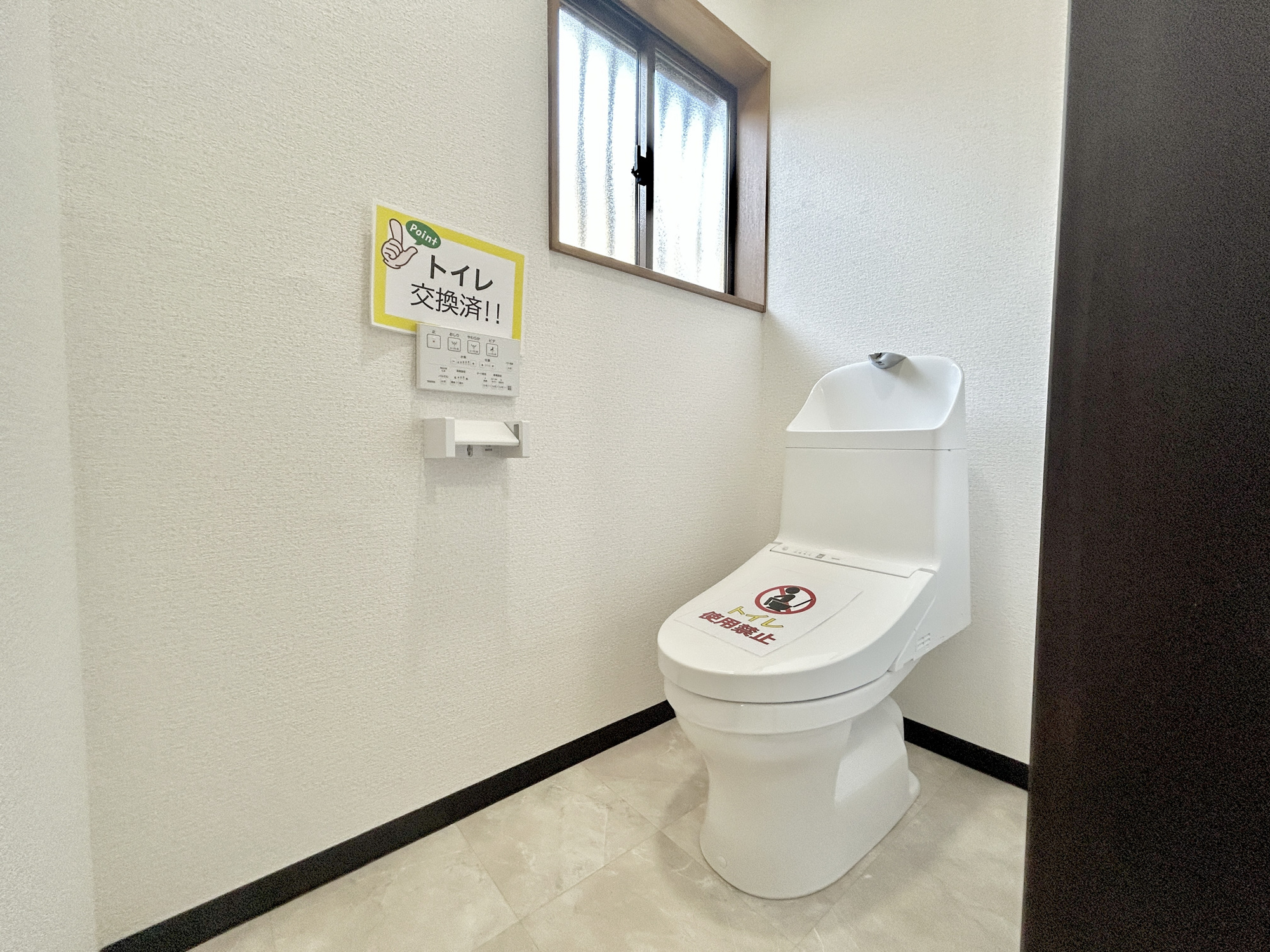 伊勢崎市東小保方町　中古住宅のトイレ|節水型でエコなトイレには、今では当たり前の洗浄付き。便座を温める機能もついていて、居心地良くてトイレから出られなくなるかも！換気用に換気扇はもちろん、窓も着いているので常に快適ですね♪