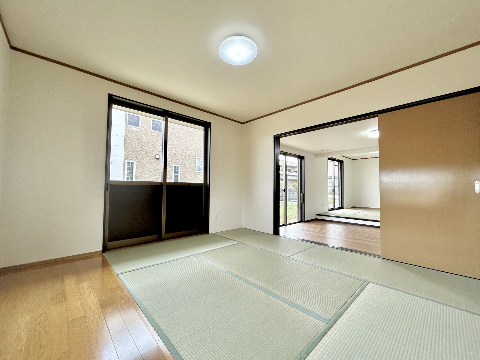伊勢崎市東小保方町　中古住宅の和室|LDKと隣接した和室。
リビングから目が届く場所なので、お子様の遊び部屋・お昼寝スペースとして使うのもオススメです♪
