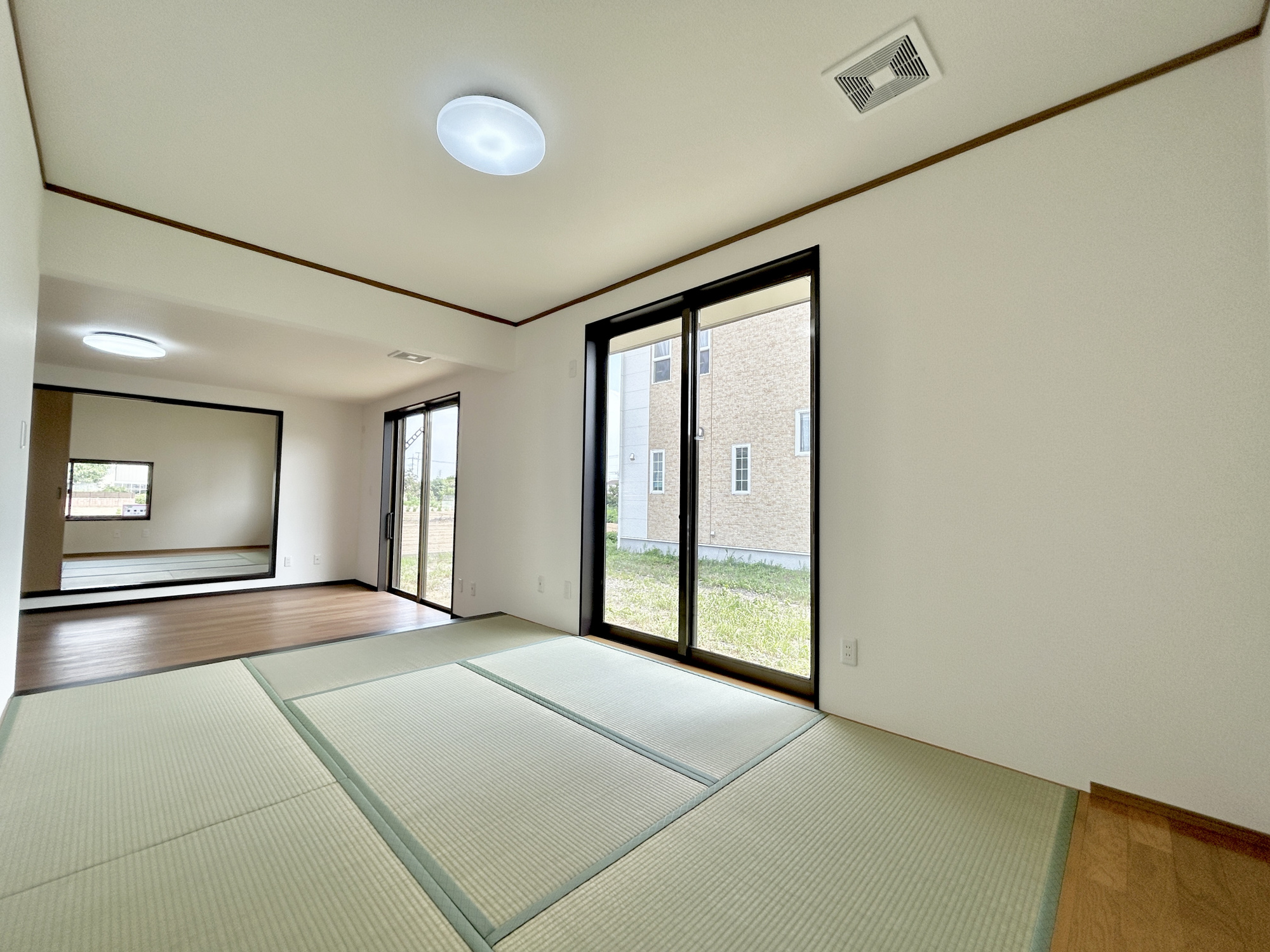 伊勢崎市東小保方町　中古住宅の和室|大きな窓からたっぷりの日差しが降り注ぐ明るい室内です。気持ちの良い朝日を受けて、目覚めの良い健康的な朝を迎えられそうです。 