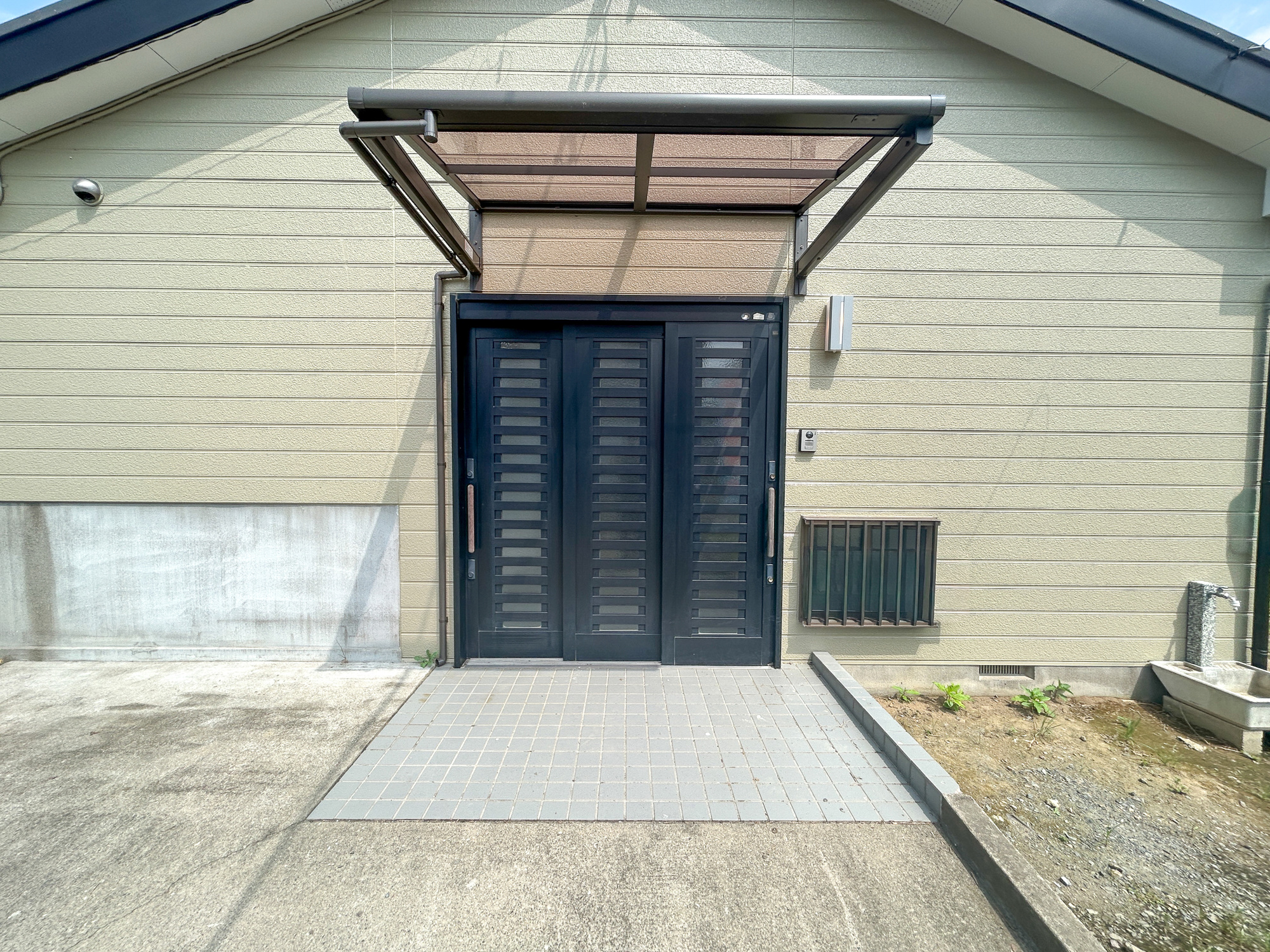 伊勢崎市東小保方町　中古住宅の玄関|玄関上は屋根があるので雨の心配いらず♪
