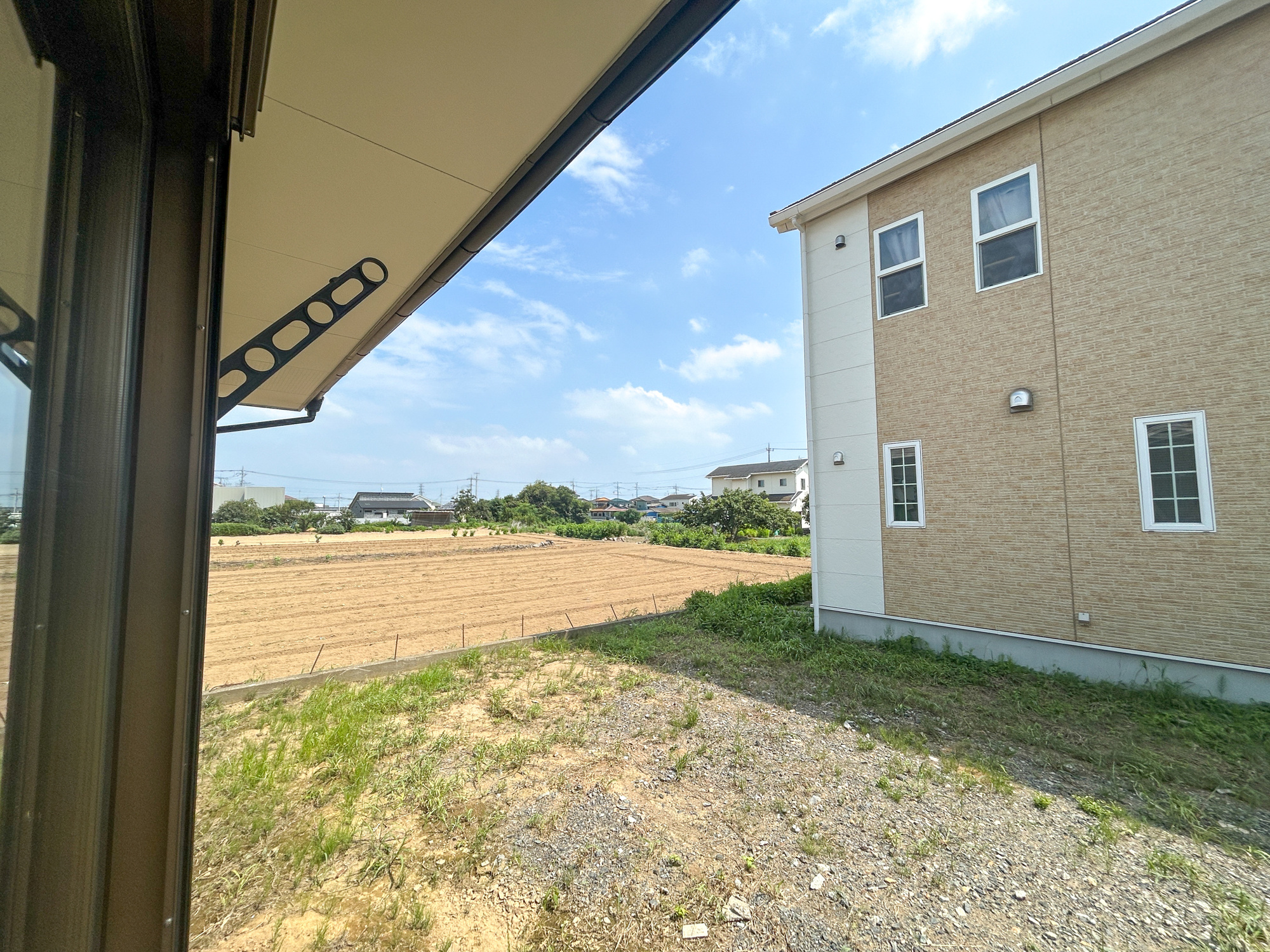 伊勢崎市東小保方町　中古住宅の展望|閑静な住宅地で子育て家族にピッタリ。毎日のお散歩も快適な緑に恵まれたエリアで、自然に包まれた穏やかな暮らしを実現するための、ゆとりある住環境が整っています。緑の潤いを感じながらホッと生活できそう。