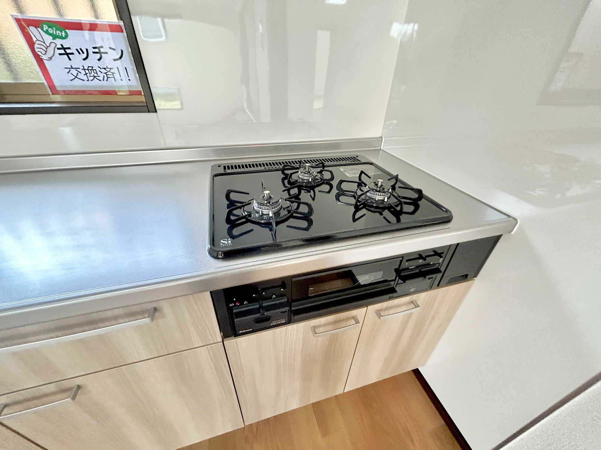 伊勢崎市東小保方町　中古住宅の設備|3口のコンロで左右のコンロで調理中に煮物の温め直しが出来る、湯沸かしや炊飯などがしやすいなどとても便利です♪					