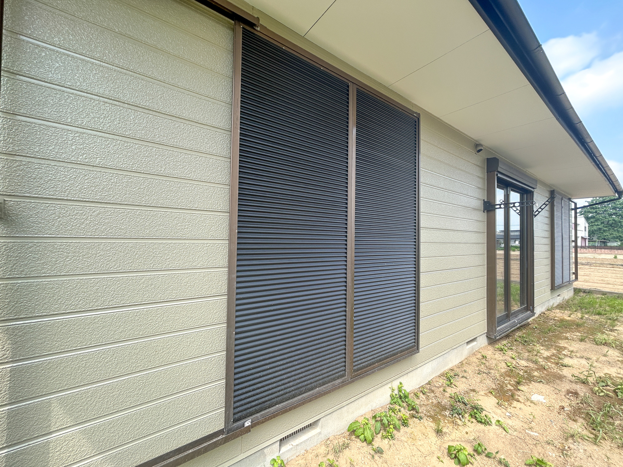 伊勢崎市東小保方町　中古住宅の防犯設備|防風、防犯、防音、断熱と様々な効果を発揮する雨戸付きです♪				