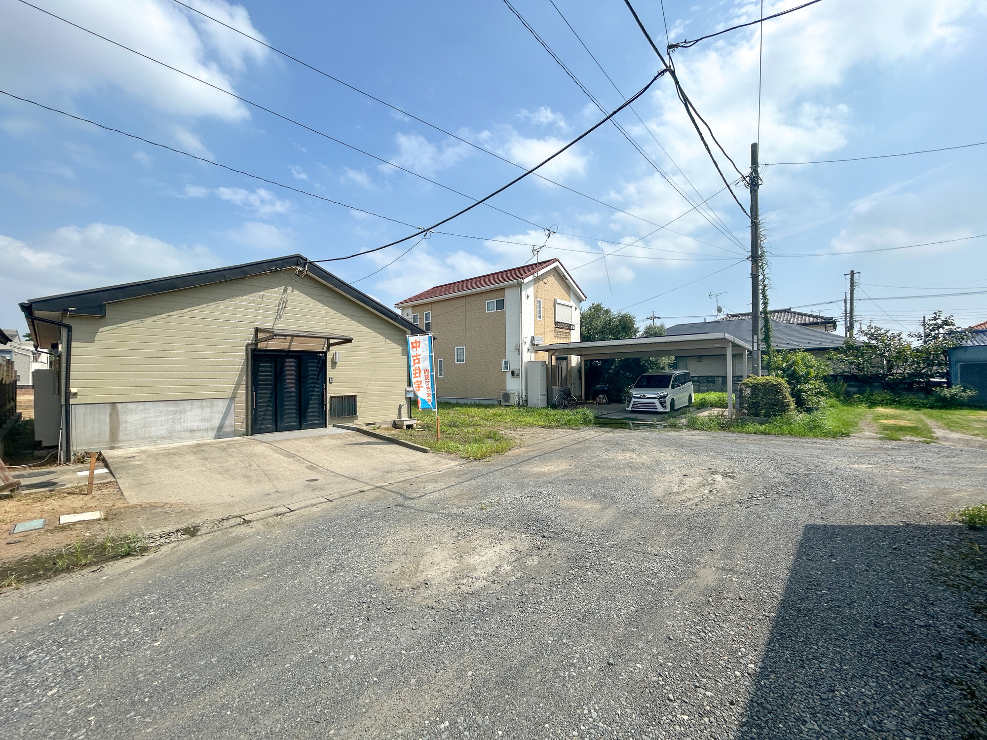 伊勢崎市東小保方町　中古住宅の前面道路含む現地写真|低層の一戸建てを中心とした街並みが整然と続き、周辺は高い建物が建っていないので、採光や開放性に恵まれ、空が広く緑の多い閑静な趣を感じる環境です。

