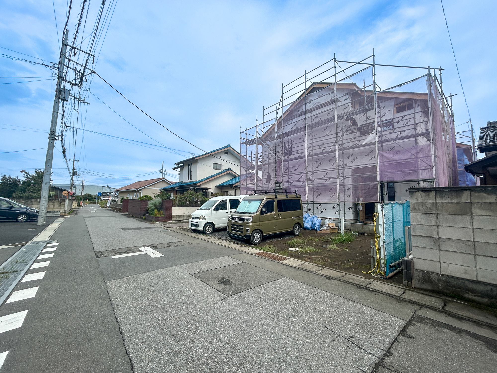 伊勢崎市北千木町1期　新築住宅全2棟の前面道路含む現地写真|閑静な住宅地で子育て家族にピッタリ。毎日のお散歩も快適な緑に恵まれたエリアで、自然に包まれた穏やかな暮らしを実現するための、ゆとりある住環境が整っています。