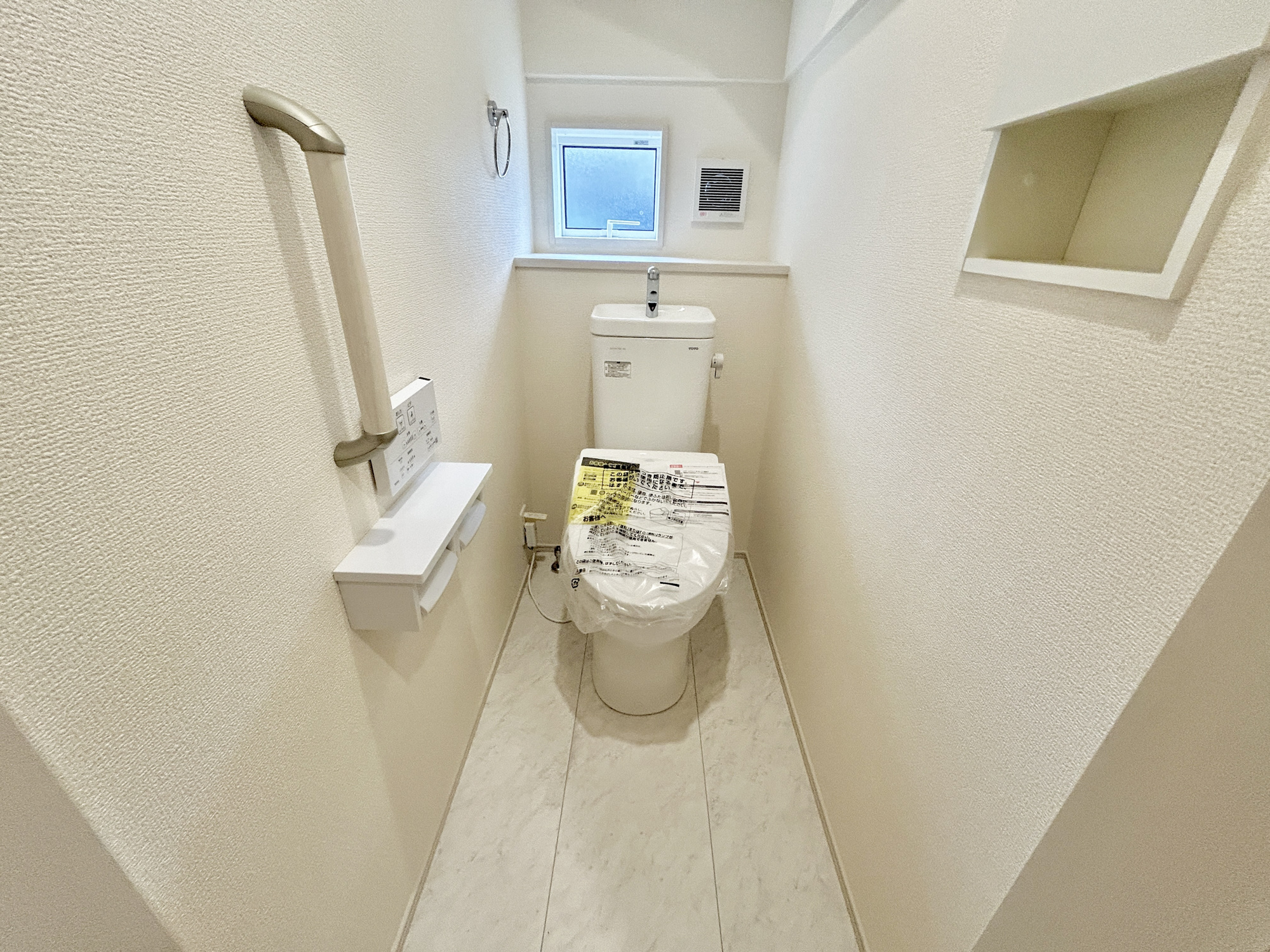 高崎市吉井町長根3期　新築住宅全1棟のトイレ|節水型でエコなトイレには、今では当たり前の洗浄付き。便座を温める機能もついていて、居心地良くてトイレから出られなくなるかも！換気用に換気扇はもちろん、窓も着いているので常に快適ですね♪