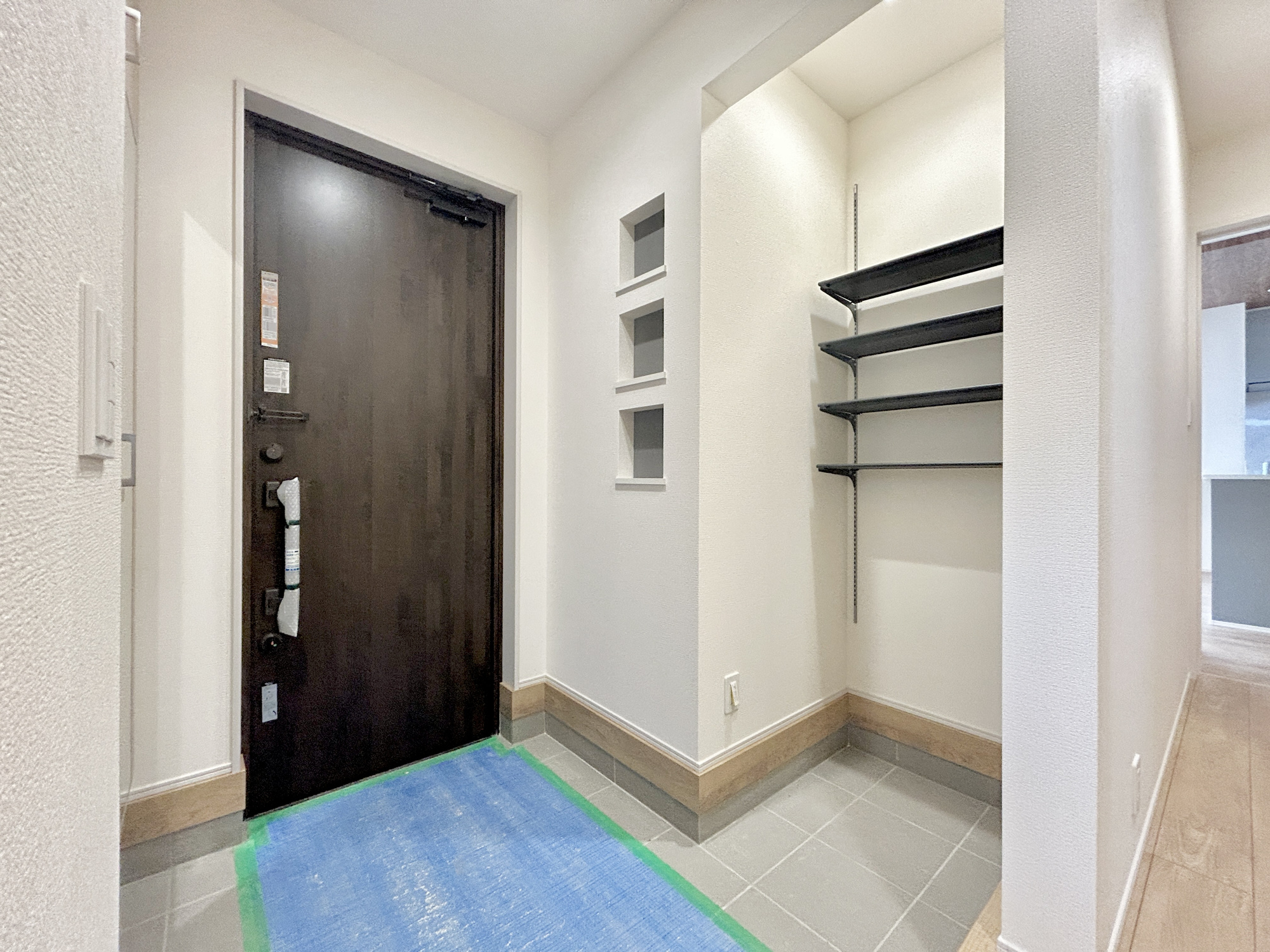 高崎市吉井町長根3期　新築住宅全1棟の収納|玄関には土間収納があるので、ベビーカーなど収納でき、いつも玄関がスッキリして気持ちいいですね！