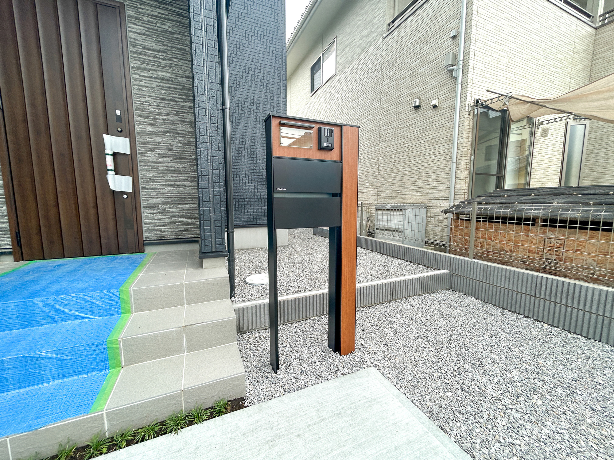 高崎市吉井町長根3期　新築住宅全1棟の設備|おしゃれな機能ポールにはポスト、インターフォン、表札設置可能です♪		