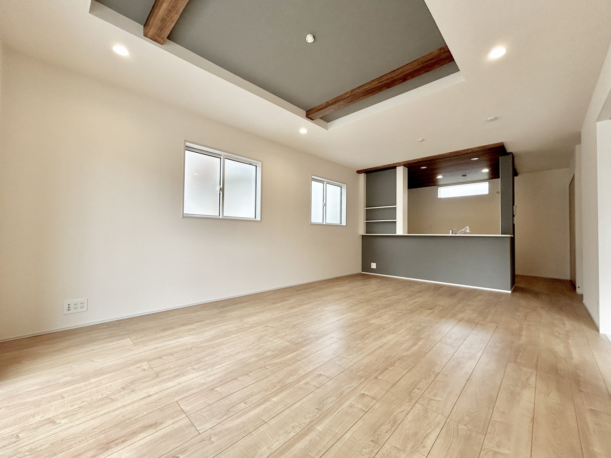 高崎市吉井町長根3期　新築住宅全1棟の居間・リビング|大きく開いた窓からは、明るい陽射しが射し込みます。
爽やかな風が吹き抜ける心地良いリビングには、自然と家族が集まります。
