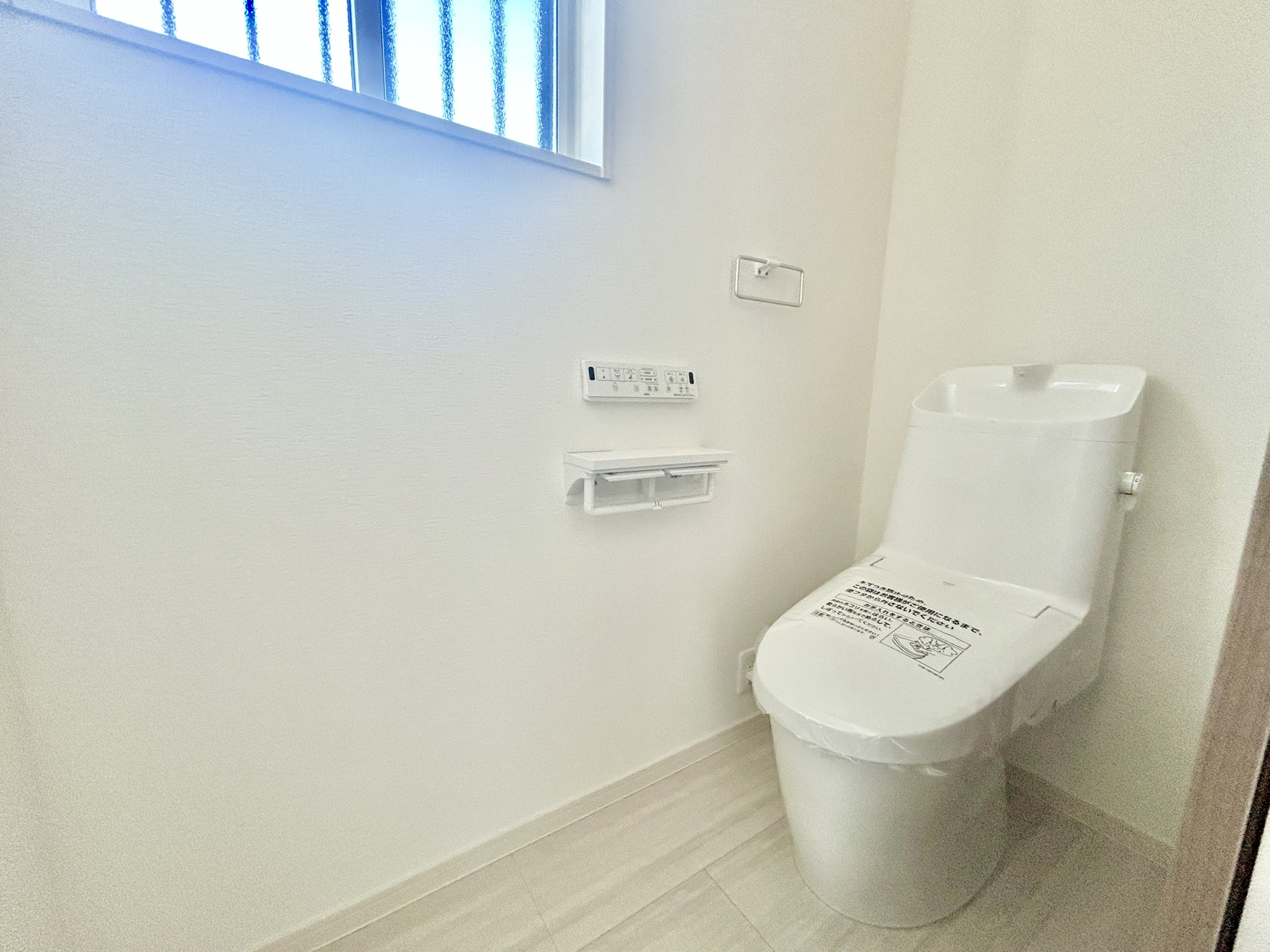 高崎市金古町　新築住宅全11区画のトイレ|節水型でエコなトイレには、今では当たり前の洗浄付き。便座を温める機能もついていて、居心地良くてトイレから出られなくなるかも！換気用に換気扇はもちろん、窓も着いているので常に快適ですね♪
