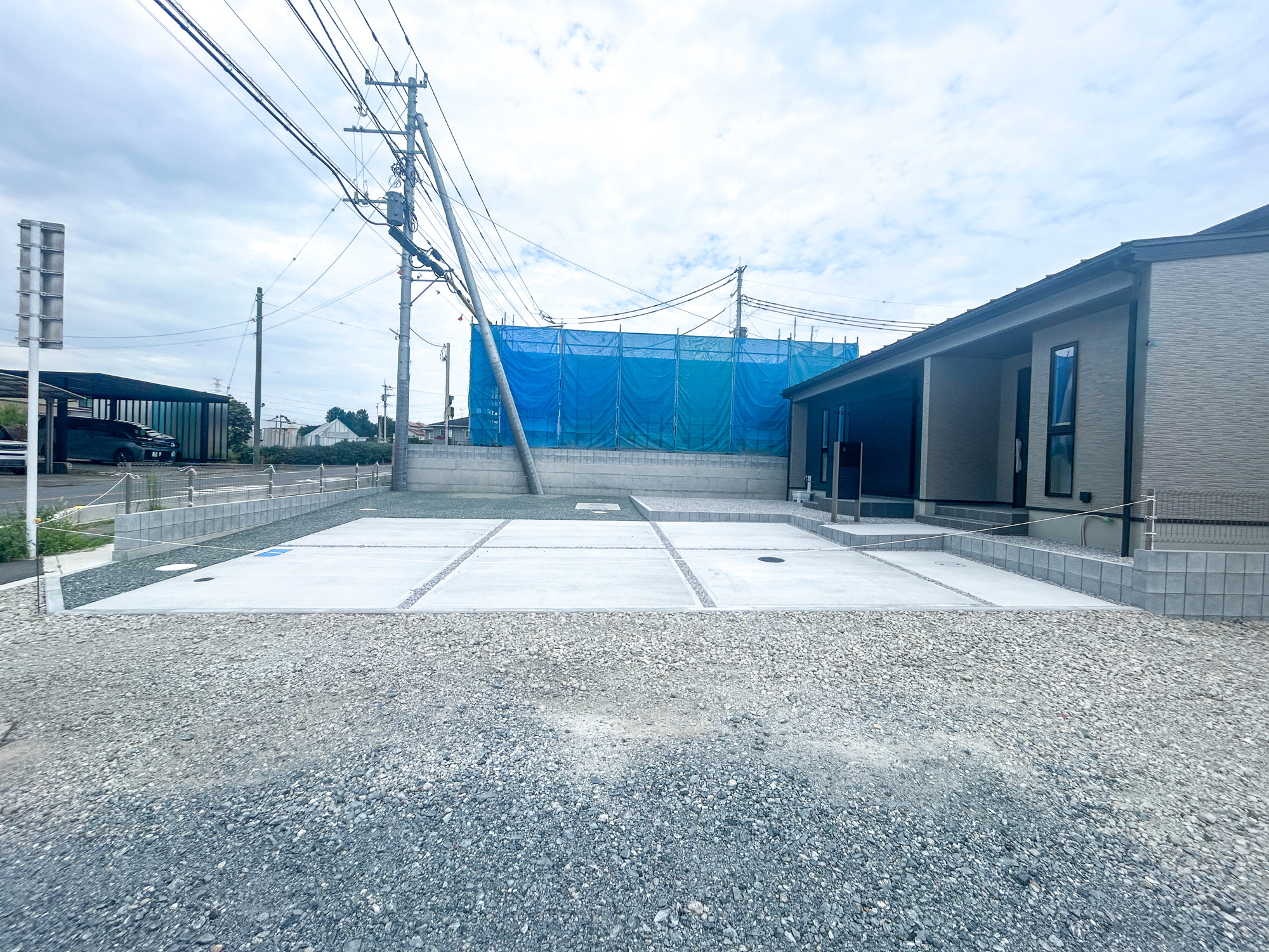 高崎市金古町　新築住宅全11区画の駐車場|車庫土間施工済み、駐車3台可能です(^^♪