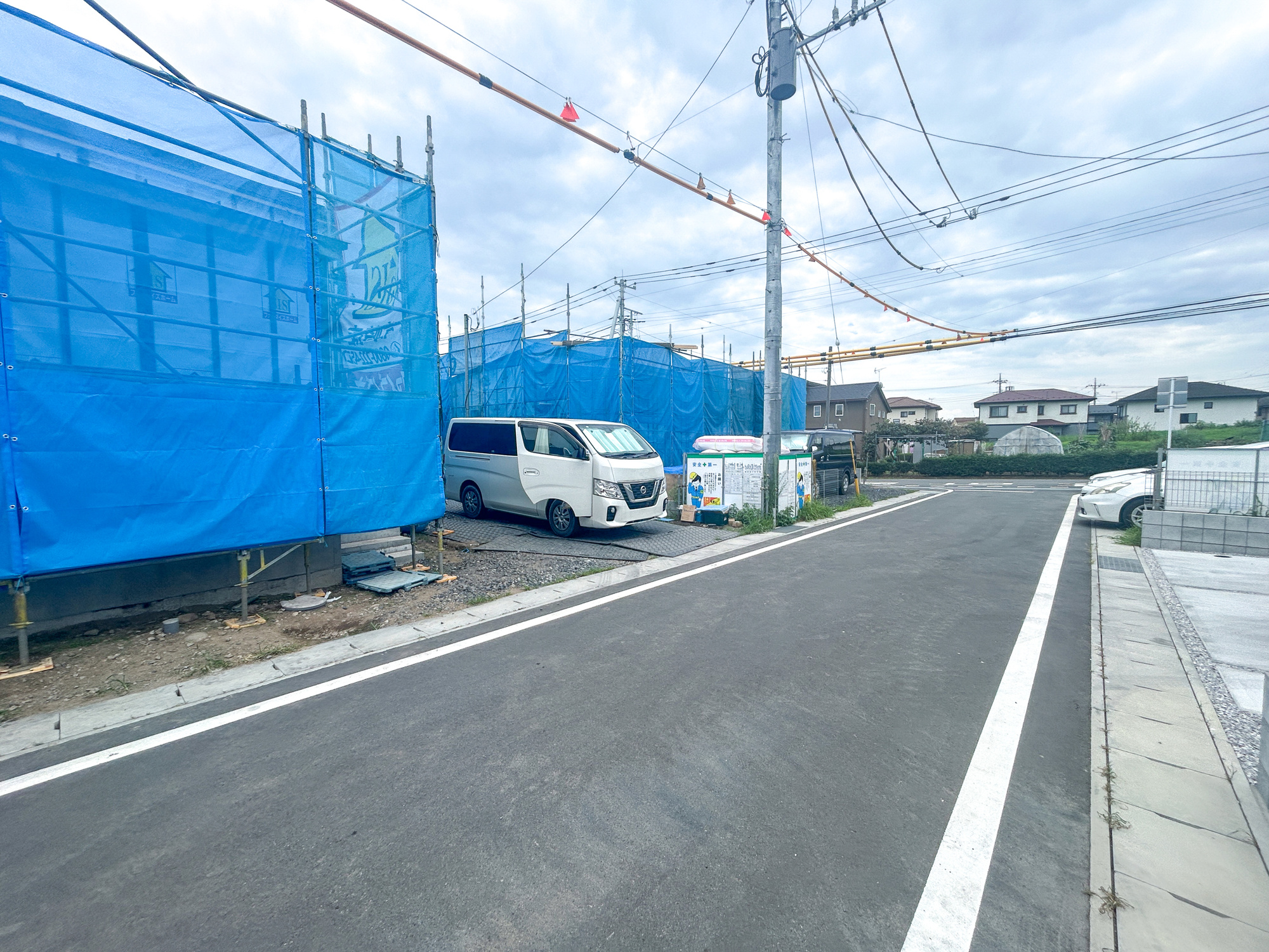 高崎市金古町　新築住宅全11区画の前面道路含む現地写真|閑静な住宅地で子育て家族にピッタリ。毎日のお散歩も快適な緑に恵まれたエリアで、自然に包まれた穏やかな暮らしを実現するための、ゆとりある住環境が整っています。

