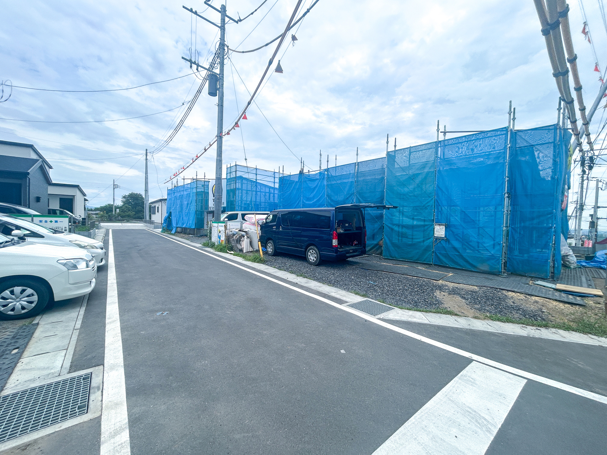 高崎市金古町　新築住宅全11区画の前面道路含む現地写真|低層の一戸建てを中心とした街並みが整然と続き、周辺は高い建物が建っていないので、採光や開放性に恵まれ、空が広く緑の多い閑静な趣を感じる環境です。

