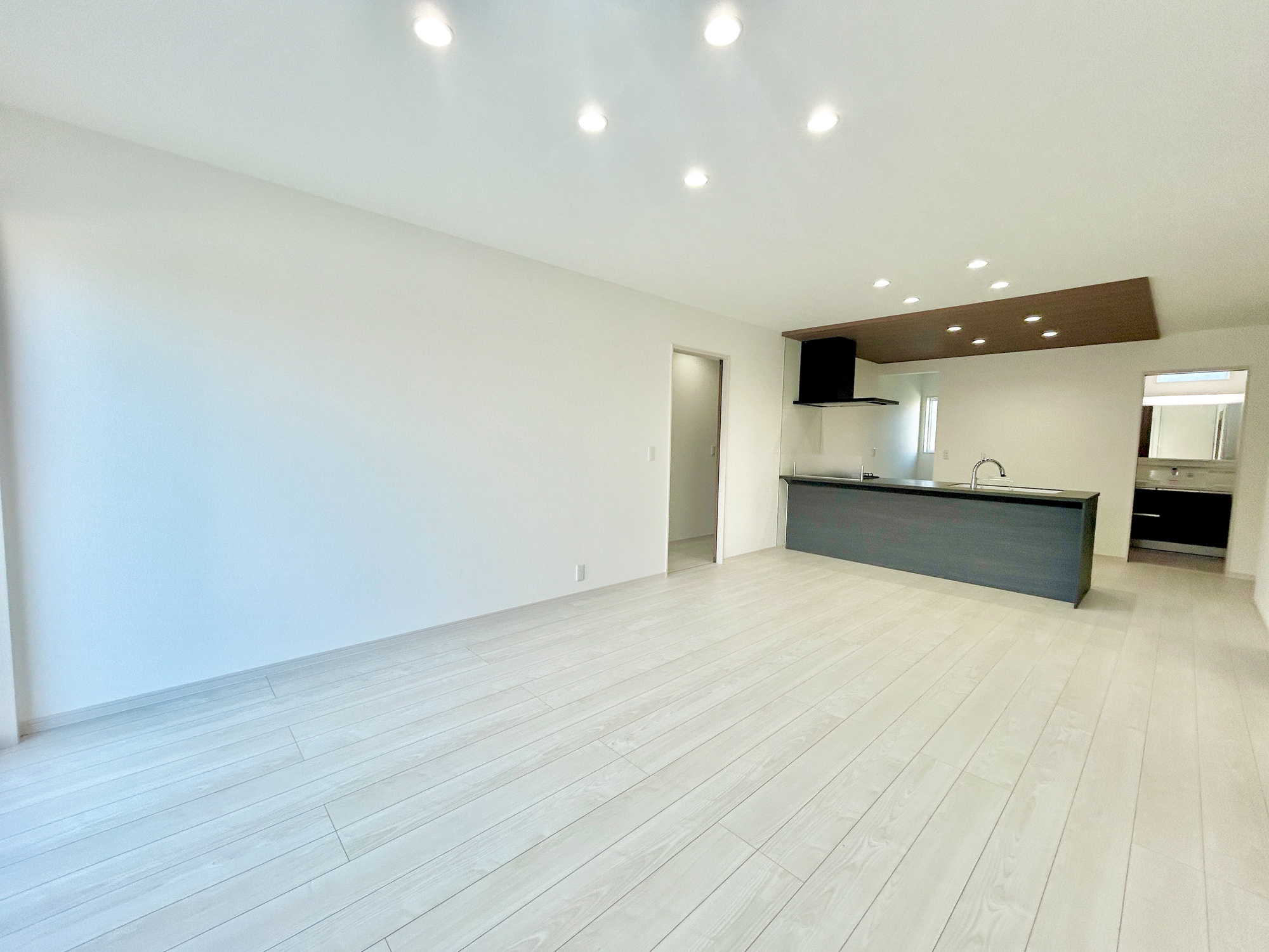 高崎市金古町　新築住宅全11区画の居間・リビング|室内にいても、たっぷりの陽光と爽やかな風を感じて頂ける、開放感あふれるリビングです。
ご家族と穏やかに過ごす、心地の良い時間が流れます。