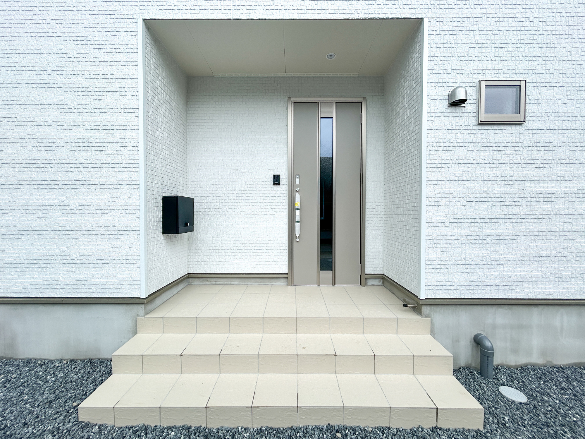 高崎市吉井町下長根第3　新築住宅全4棟の玄関|玄関上は屋根があるので雨の心配いらず♪