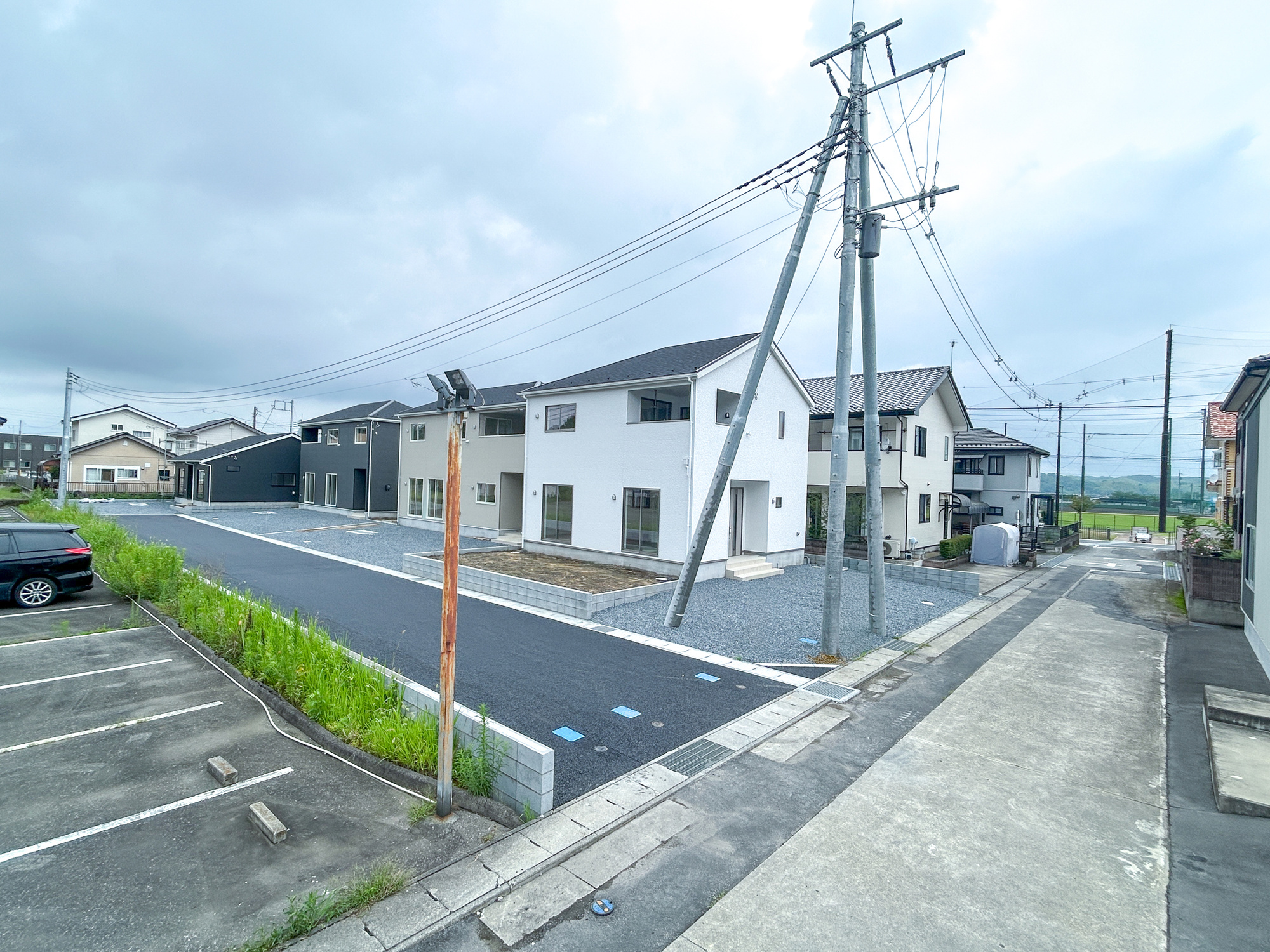 高崎市吉井町下長根第3　新築住宅全4棟の前面道路含む現地写真|閑静な住宅地で子育て家族にピッタリ。毎日のお散歩も快適な緑に恵まれたエリアで、自然に包まれた穏やかな暮らしを実現するための、ゆとりある住環境が整っています。

