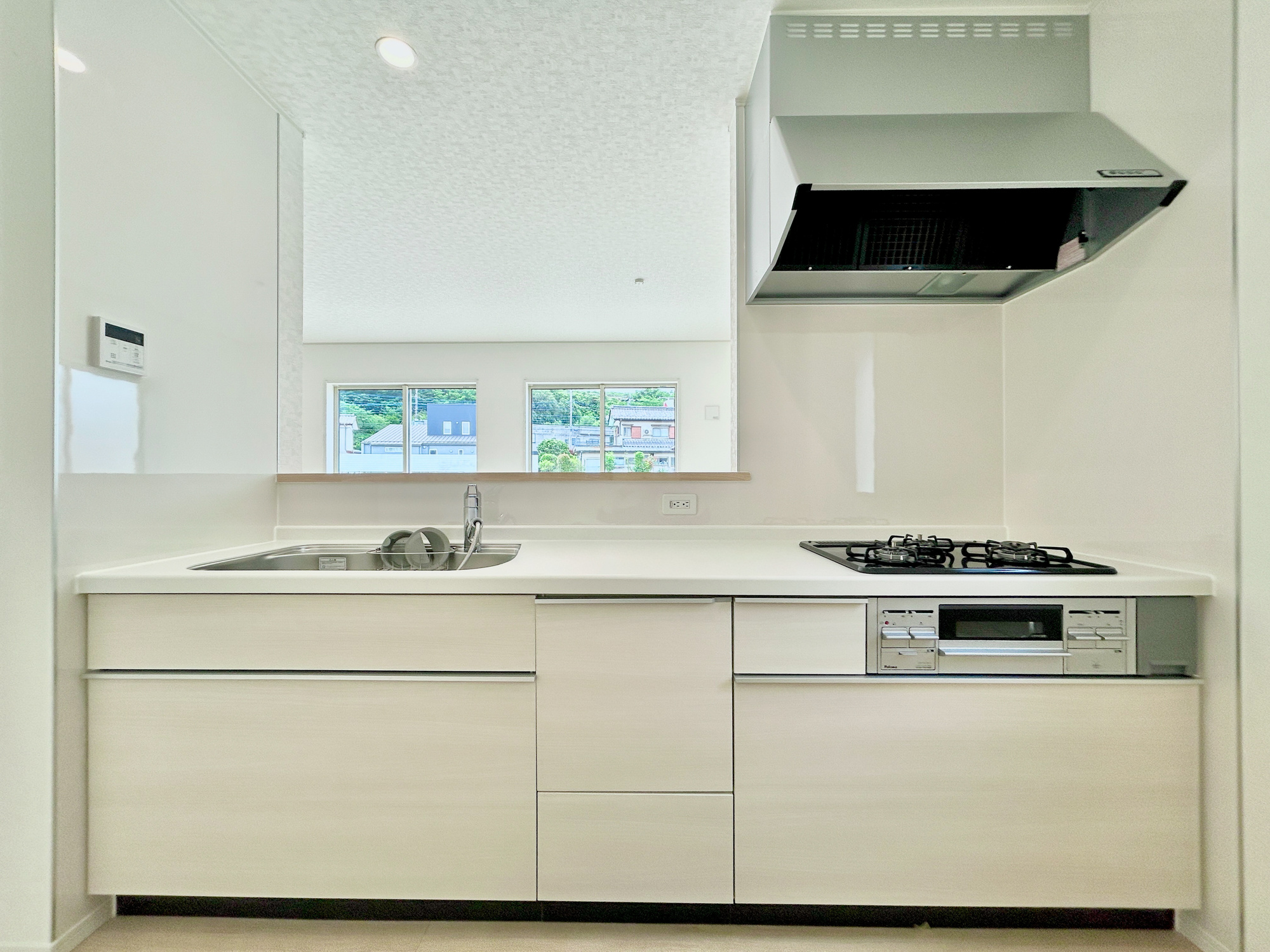 高崎市吉井町下長根第3　新築住宅全4棟のキッチン|収納が多いのでキッチンの上は常にきれいに保てます！！
お料理がしたくなるそんな嬉しい・楽しいキッチンです♪