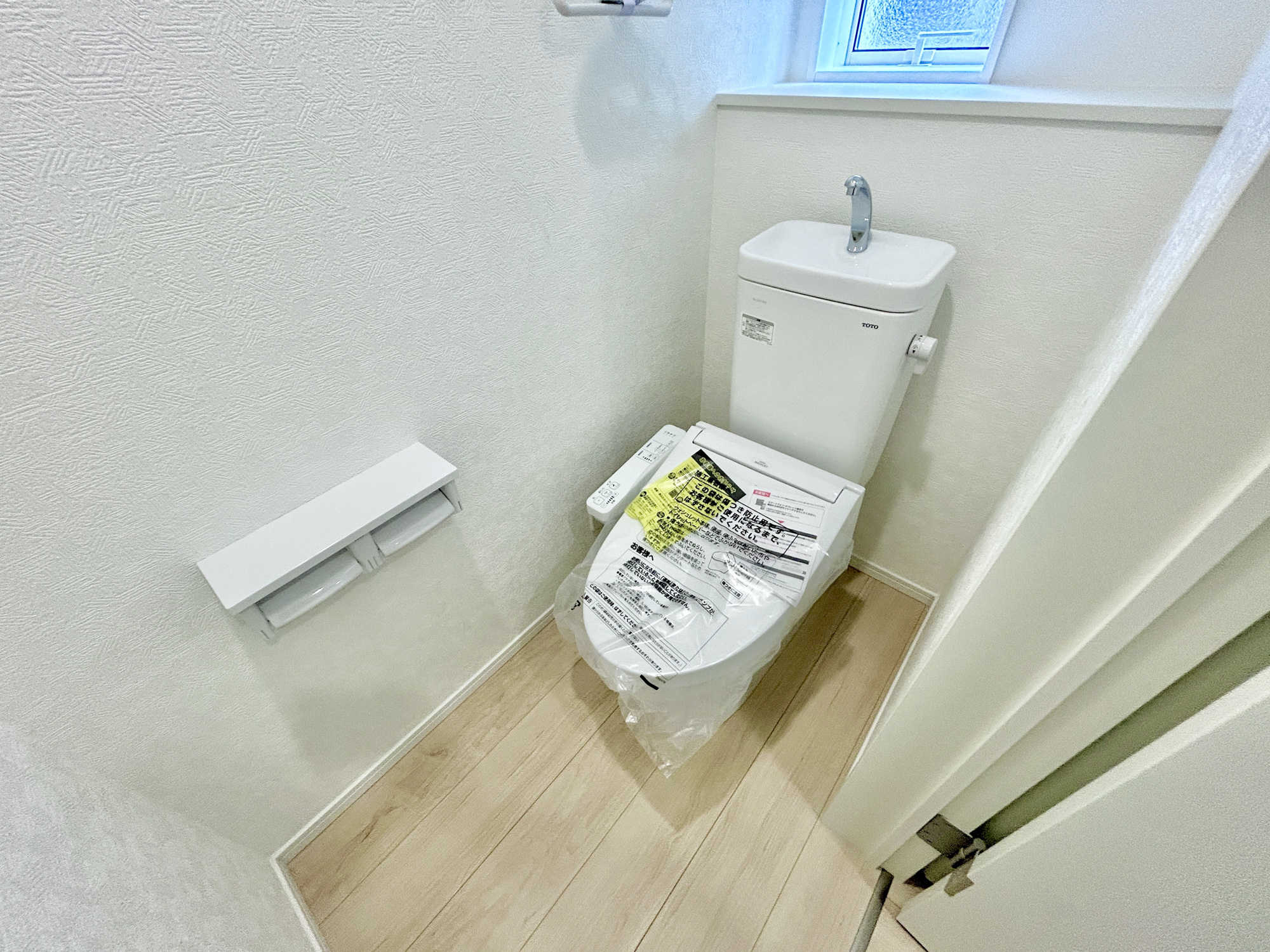 高崎市吉井町下長根第3　新築住宅全4棟のトイレ|節水型でエコなトイレには、今では当たり前の洗浄付き。便座を温める機能もついていて、居心地良くてトイレから出られなくなるかも！換気用に換気扇はもちろん、窓も着いているので常に快適ですね♪