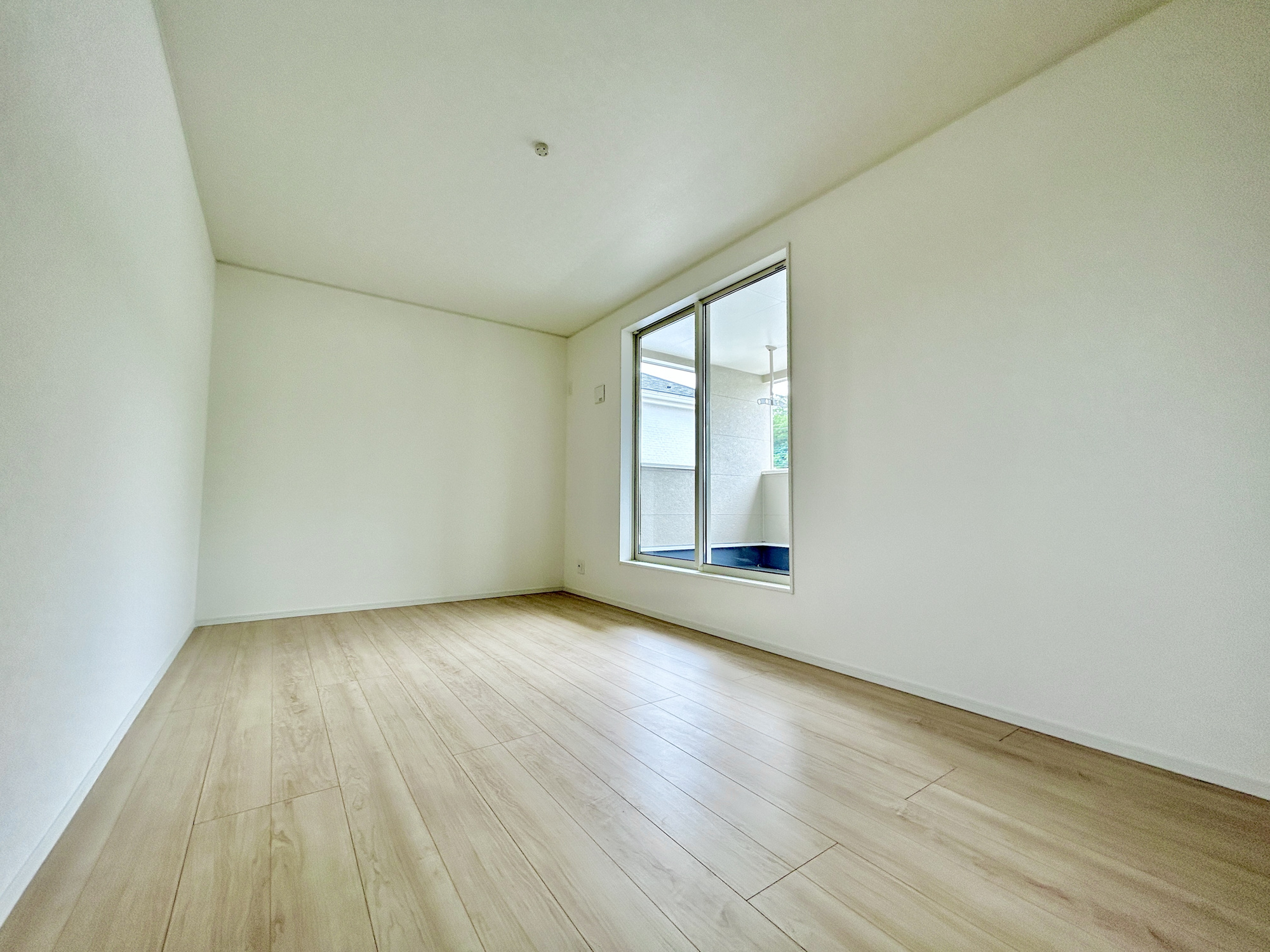高崎市吉井町下長根第3　新築住宅全4棟の洋室|木目のフローリングが暖かみのある室内に。明るい寝室で心地のいい朝を迎えられそう。