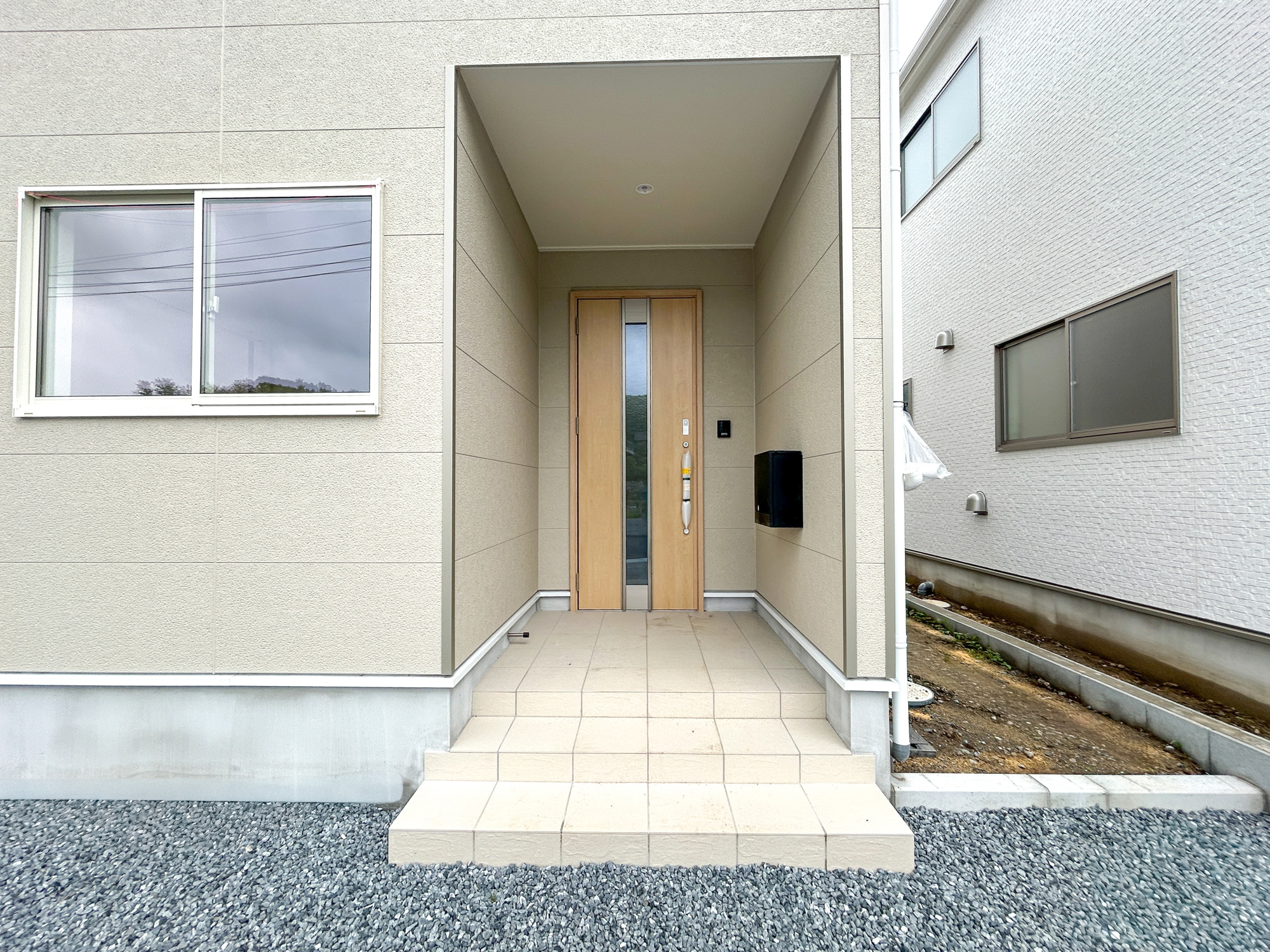 高崎市吉井町下長根第3　新築住宅全4棟の玄関|玄関上は屋根があるので雨の心配いらず♪