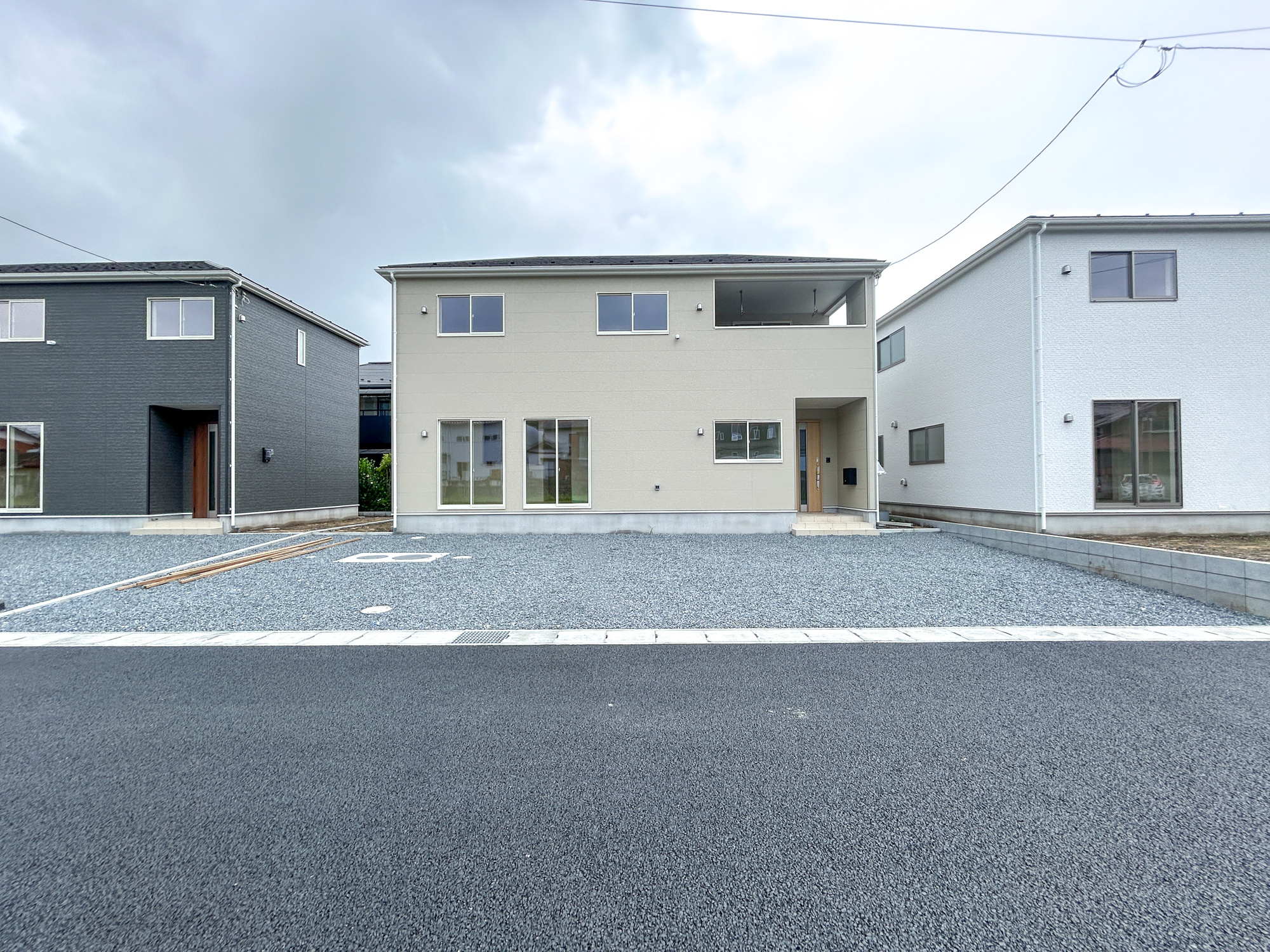 高崎市吉井町下長根第3　新築住宅全4棟の駐車場|充分な駐車スペースはアレンジが出来る程のスペースがあります。お庭として利用も良しです♪