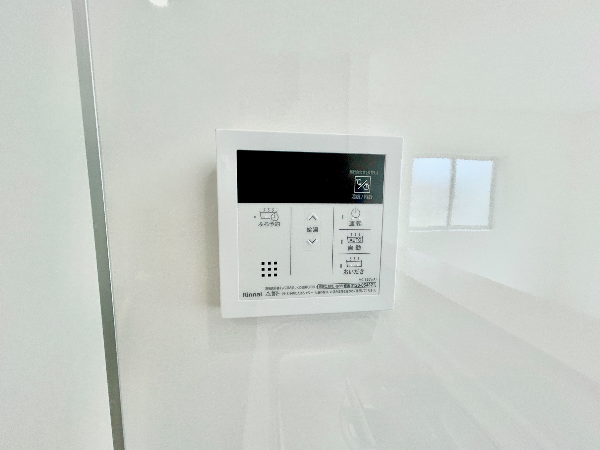 高崎市吉井町下長根第3　新築住宅全4棟の発電・温水設備|キッチンについている給湯リモコン。ここからお風呂のお湯を入れられるので、忙しい夕飯時がちょっぴり楽になりますね♪