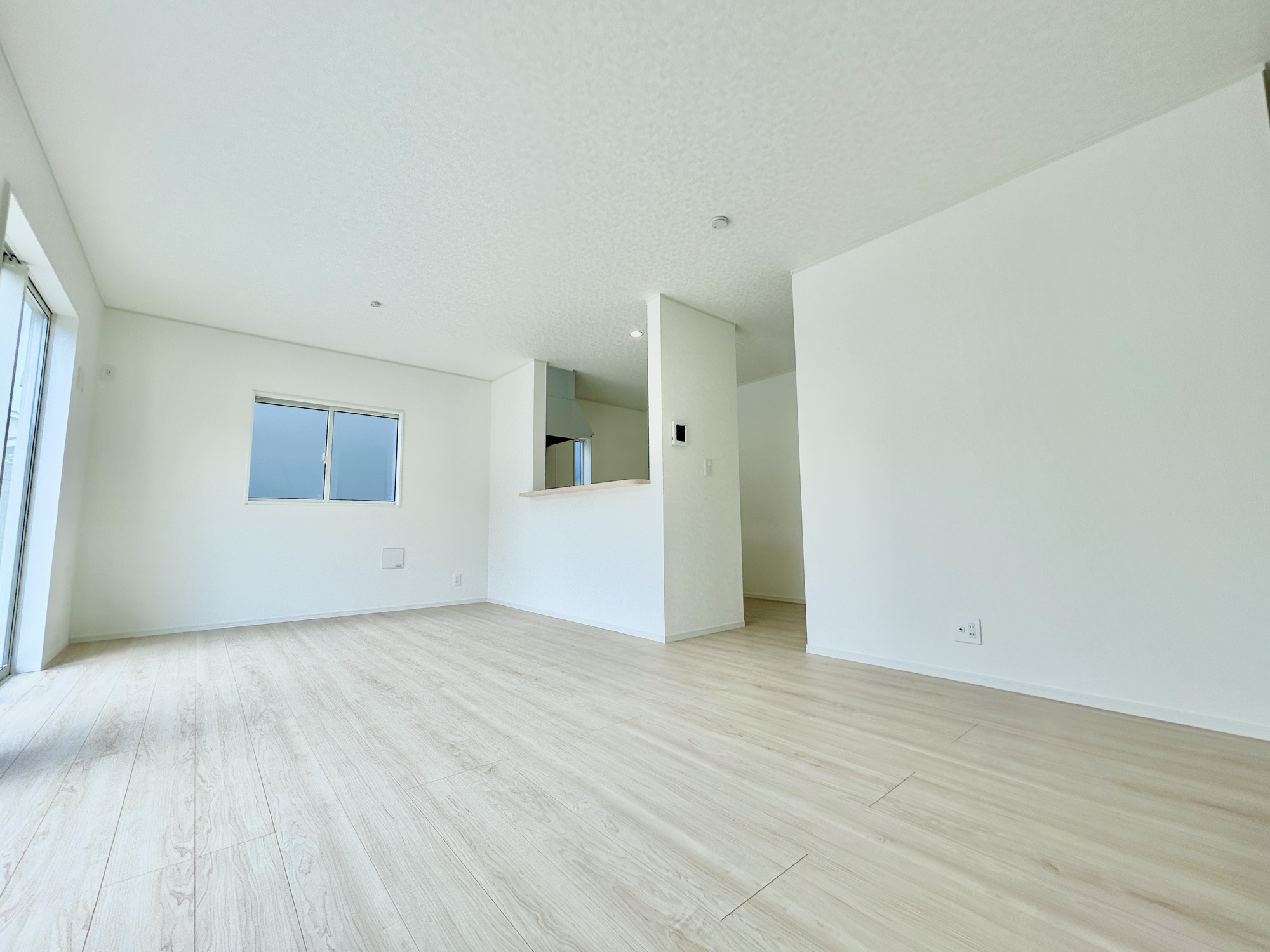 高崎市吉井町下長根第3　新築住宅全4棟の居間・リビング|南向きに大きく開いた窓からは、明るい陽射しが射し込みます。
爽やかな風が吹き抜ける心地良いリビングには、自然と家族が集まります。
