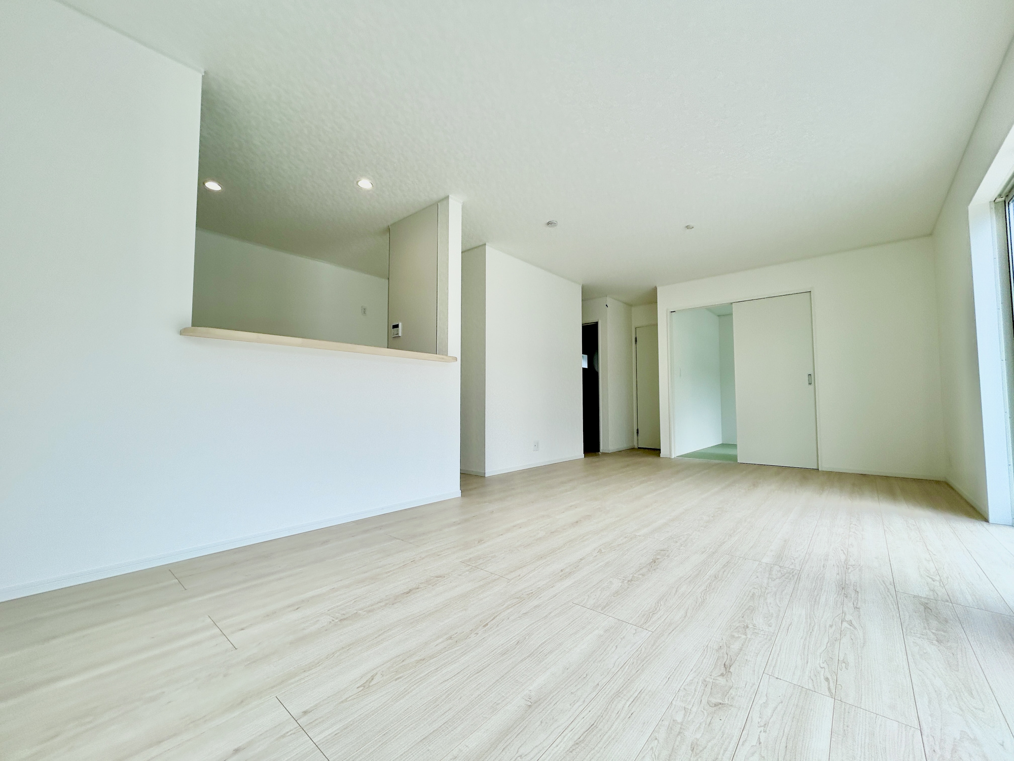 高崎市吉井町下長根第3　新築住宅全4棟の居間・リビング|室内にいても、たっぷりの陽光と爽やかな風を感じて頂ける、開放感あふれるリビングです。
ご家族と穏やかに過ごす、心地の良い時間が流れます。