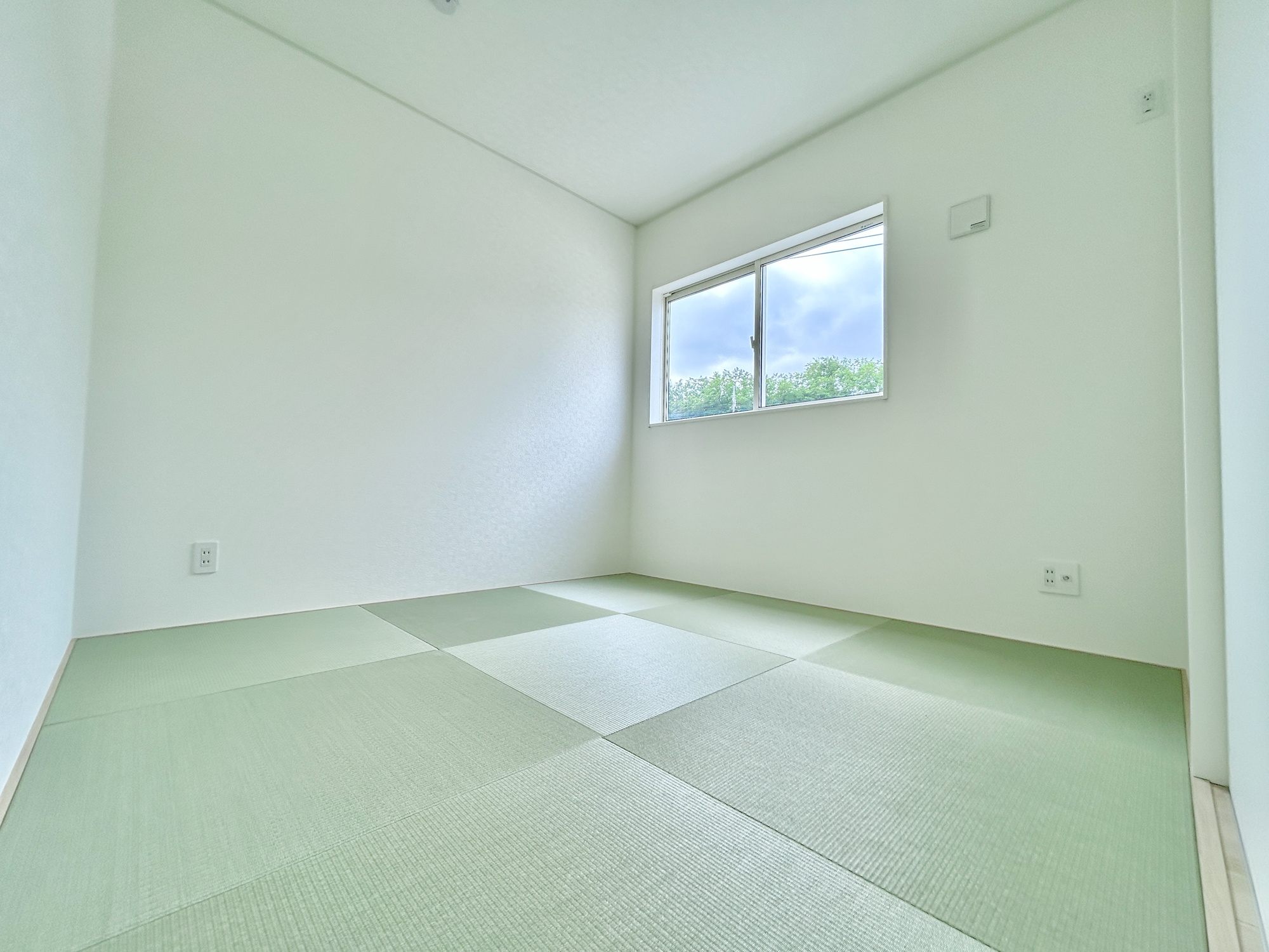 高崎市吉井町下長根第3　新築住宅全4棟の和室|LDKと隣接した和室。
リビングから目が届く場所なので、お子様の遊び部屋・お昼寝スペースとして使うのもオススメです♪
