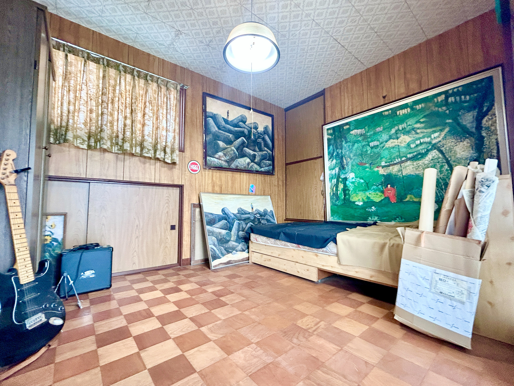 伊勢崎市豊城町　中古住宅の洋室|大きな窓からたっぷりの日差しが降り注ぐ明るい室内です。気持ちの良い朝日を受けて、目覚めの良い健康的な朝を迎えられそうです。 

