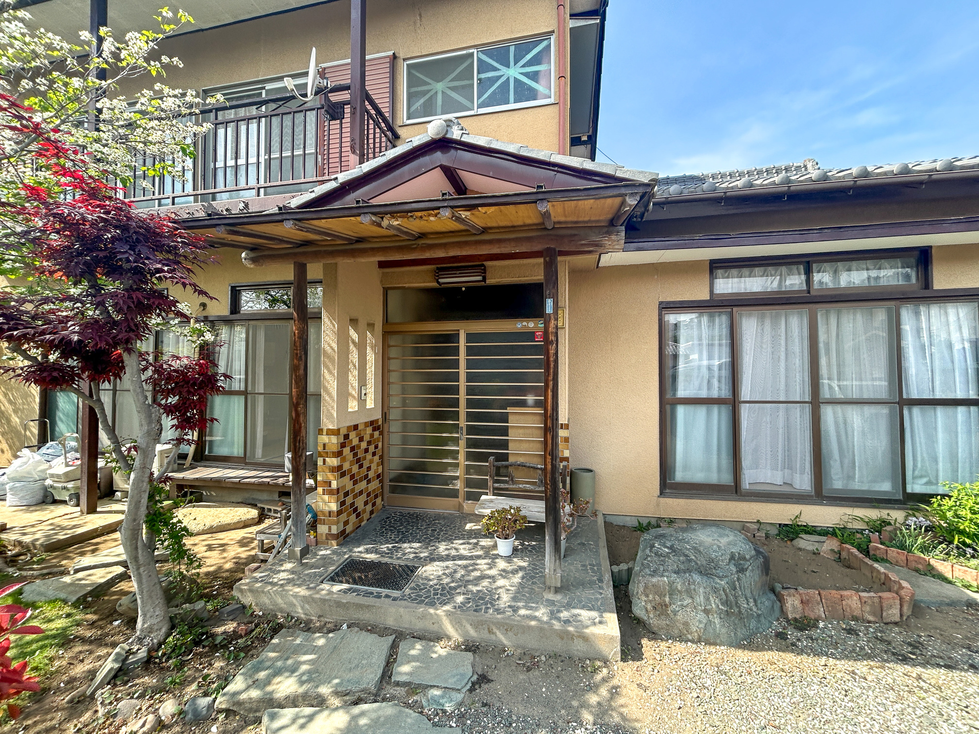 伊勢崎市豊城町　中古住宅の玄関|居住者の帰り、訪れる方を優しく迎える・安らぎに満ちた生活空間を予感させる。健やかな暮らしを楽しめそう
