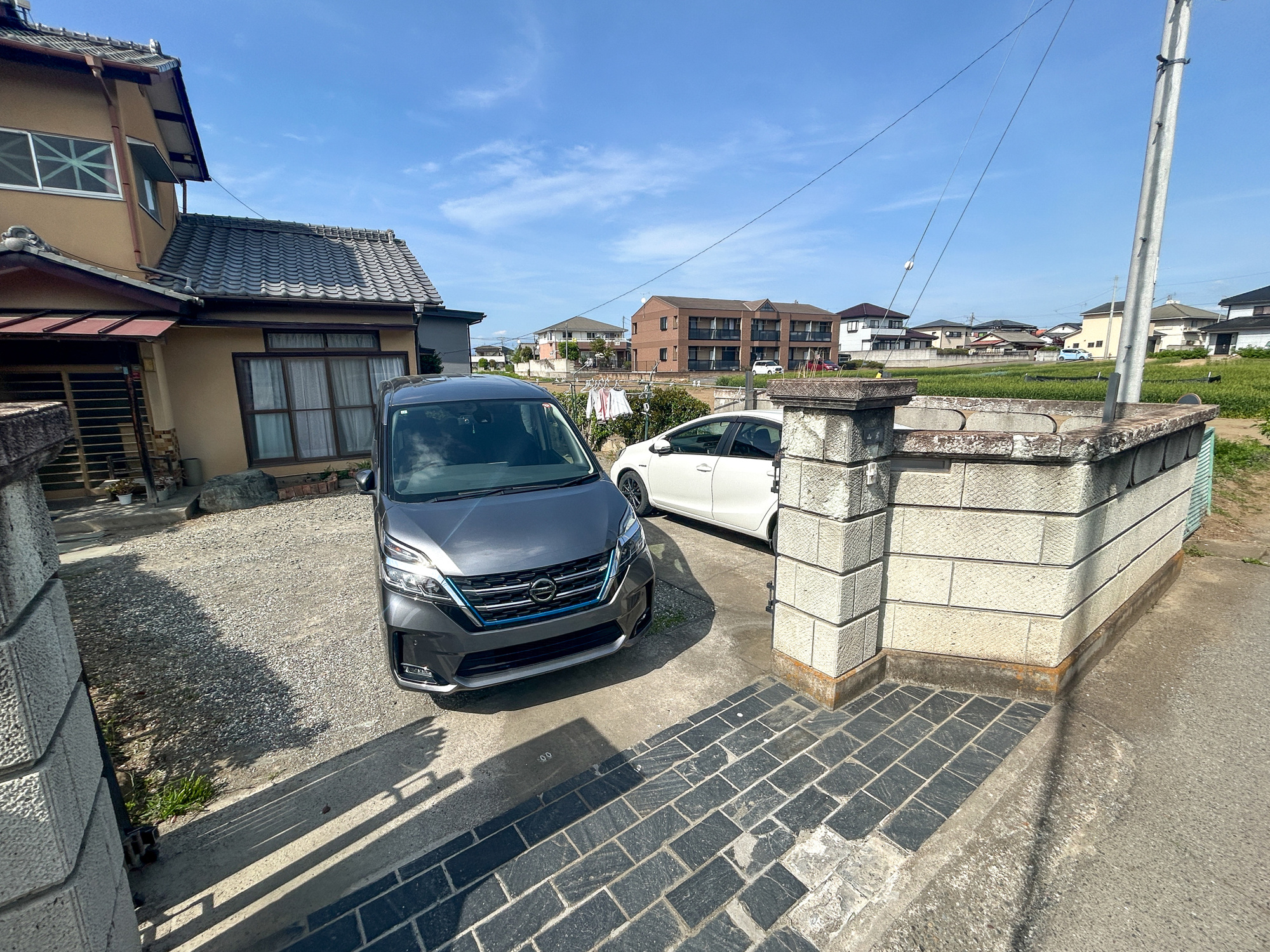 伊勢崎市豊城町　中古住宅の駐車場|車庫土間施工済み、駐車2台可能です(^^♪※隣地に貸駐車場有※

