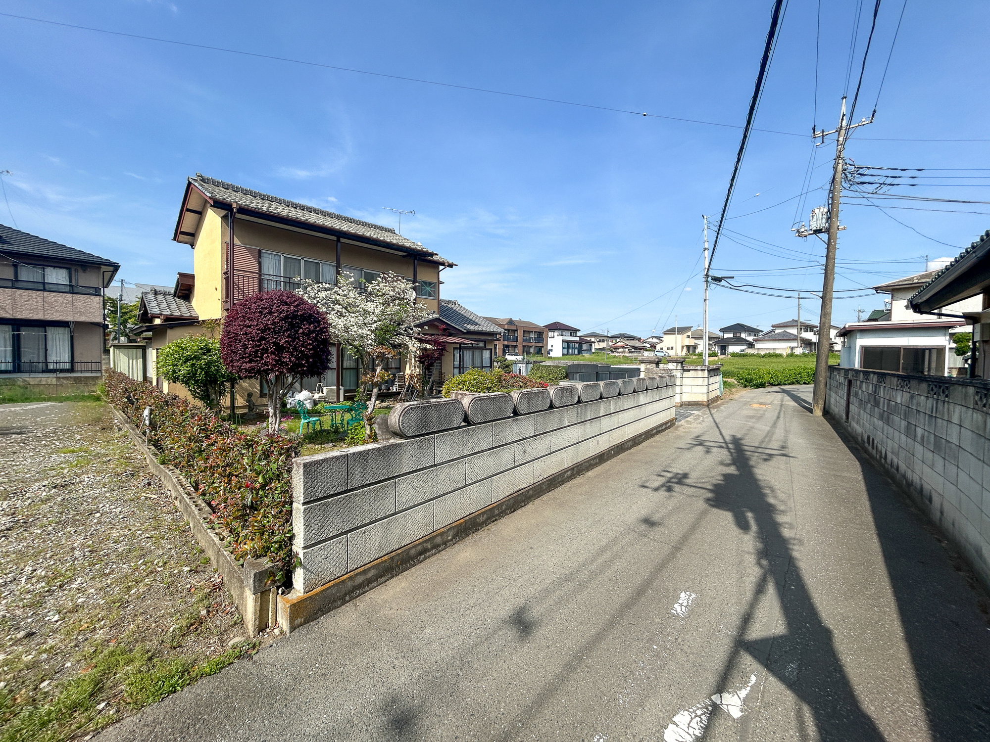 伊勢崎市豊城町　中古住宅の前面道路含む現地写真|閑静な住宅地で子育て家族にピッタリ。毎日のお散歩も快適な緑に恵まれたエリアで、自然に包まれた穏やかな暮らしを実現するための、ゆとりある住環境が整っています。

