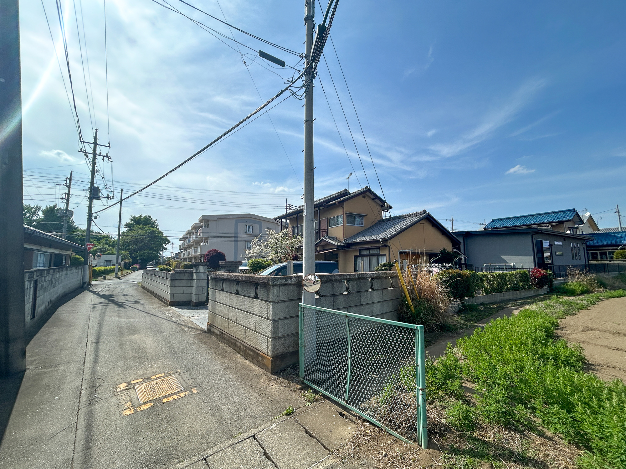 伊勢崎市豊城町　中古住宅の前面道路含む現地写真|低層の一戸建てを中心とした街並みが整然と続き、周辺は高い建物が建っていないので、採光や開放性に恵まれ、空が広く緑の多い閑静な趣を感じる環境です。

