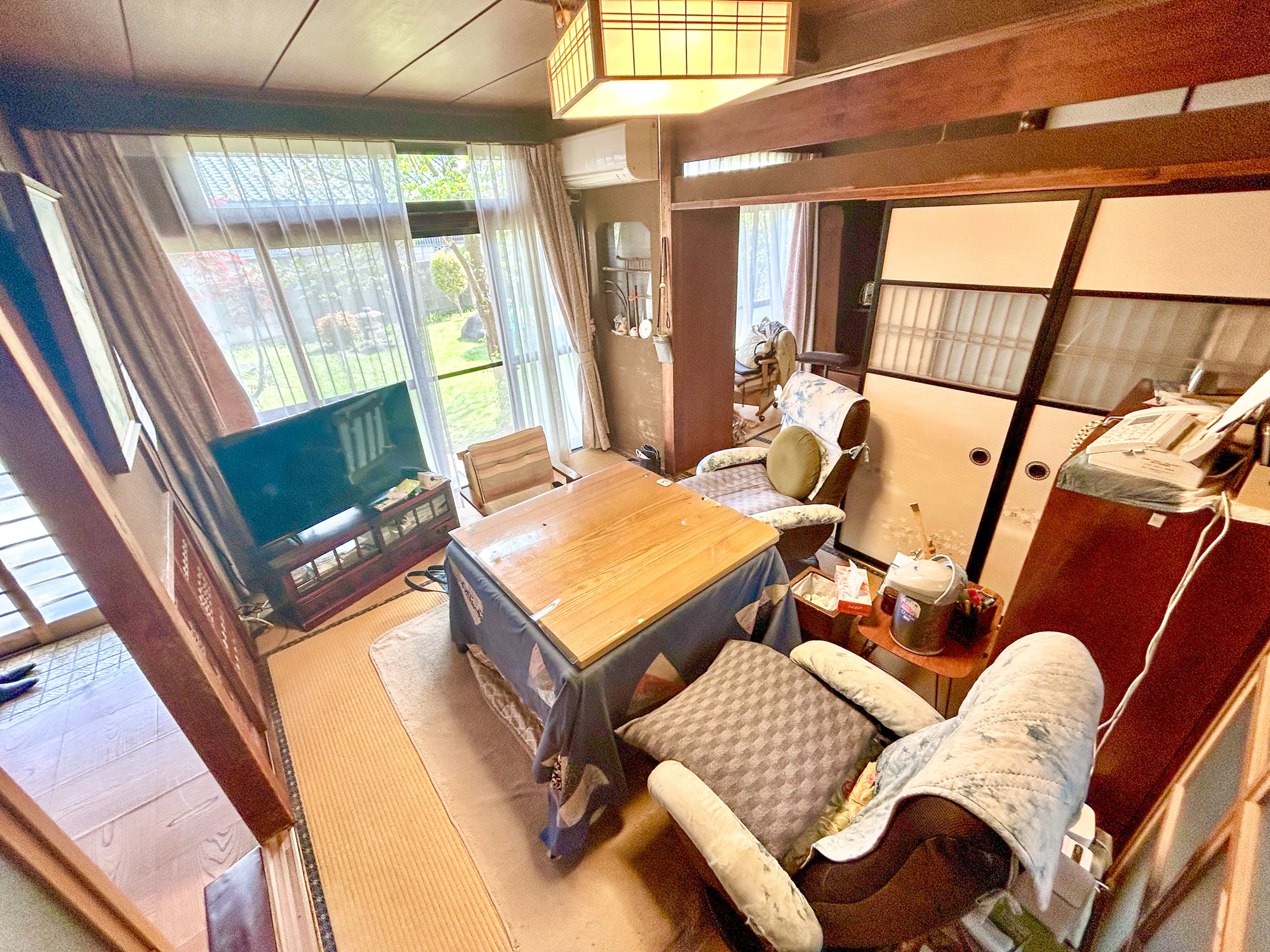 伊勢崎市豊城町　中古住宅の居間・リビング|南向きに大きく開いた窓からは、明るい陽射しが射し込みます。
爽やかな風が吹き抜ける心地良いリビングには、自然と家族が集まります。
