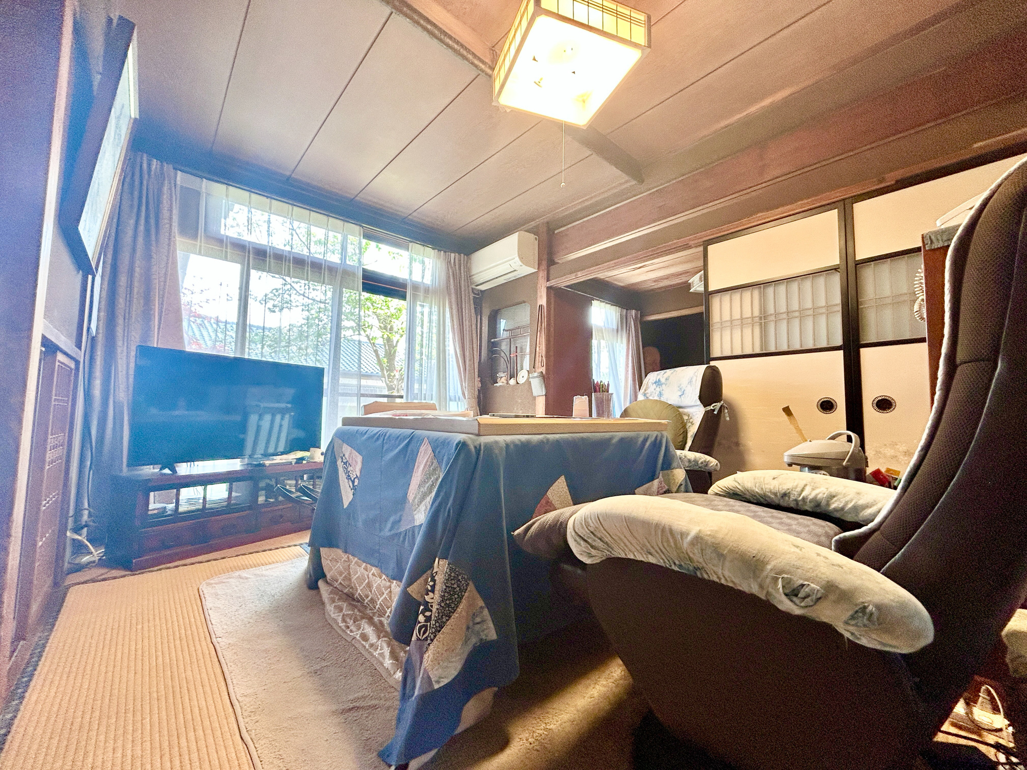 伊勢崎市豊城町　中古住宅の居間・リビング|室内にいても、たっぷりの陽光と爽やかな風を感じて頂ける、開放感あふれるリビングです。
ご家族と穏やかに過ごす、心地の良い時間が流れます。