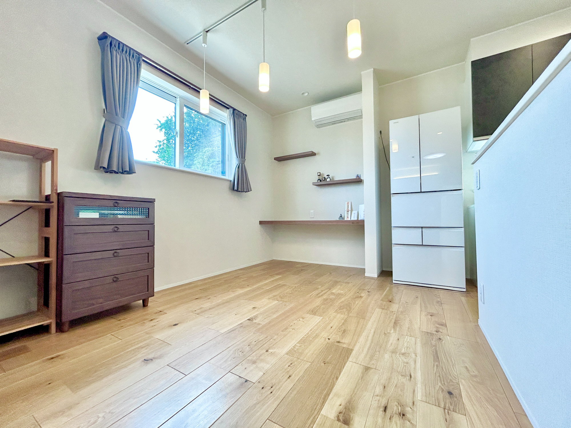 前橋市粕川町深津　中古戸建のダイニング|ダイニングスペースにはカウンター付き♪お子さまの勉強スペースや、パパママのワークスペースにも。暮らしに寄り添うダイニング。