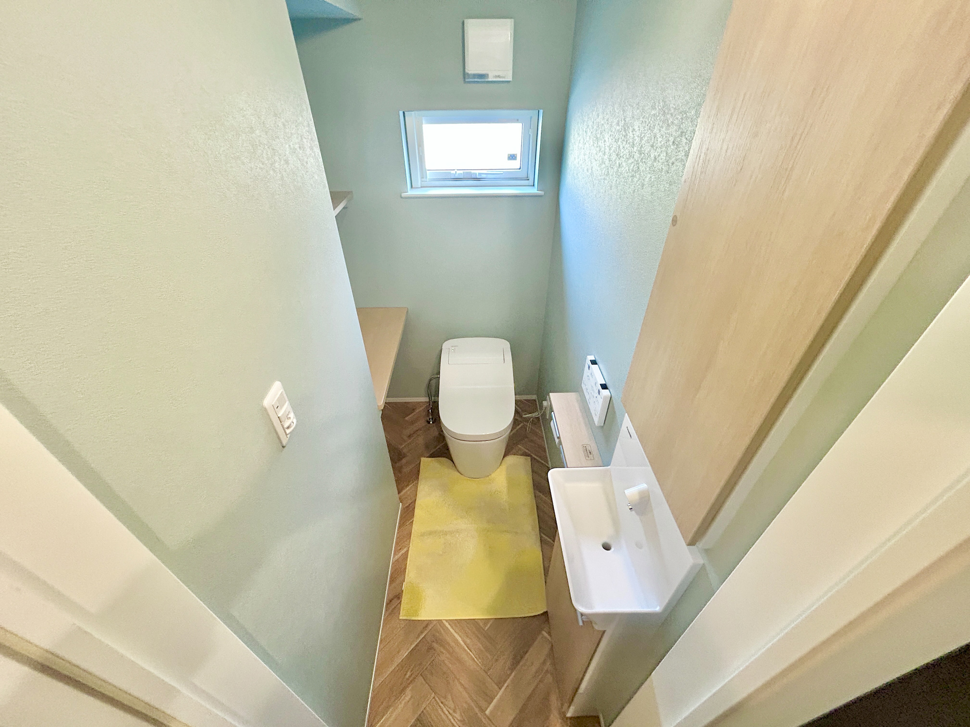前橋市粕川町深津　中古戸建のトイレ|節水型でエコなトイレには、今では当たり前の洗浄便座付き。見た目もスマートでお掃除もしやすいタンクレストイレ♪