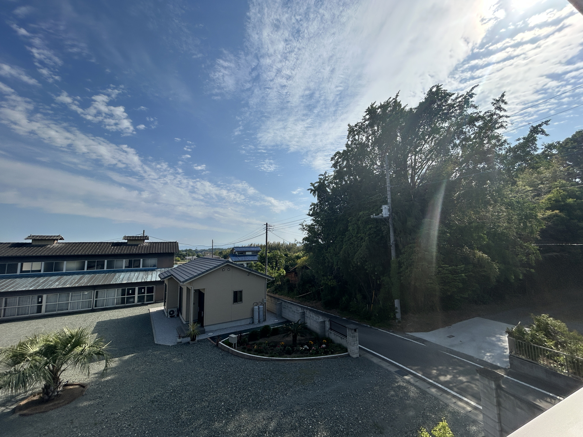 前橋市粕川町深津　中古戸建の展望|前面道路は閑静な住宅地をはしる車通りの少ない道路。お車の出し入れが苦手なママや小さなお子様にも安心ですね。しっかり舗装もされているので、ベビーカーや自転車で通っても快適に通行できます。
