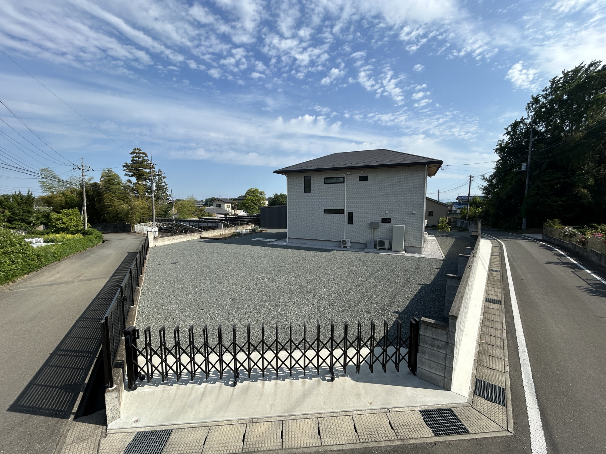 前橋市粕川町深津　中古戸建の駐車場|５台以上駐車可能♪砂利が施工してあるのでお庭のお手入れ不要です♪
