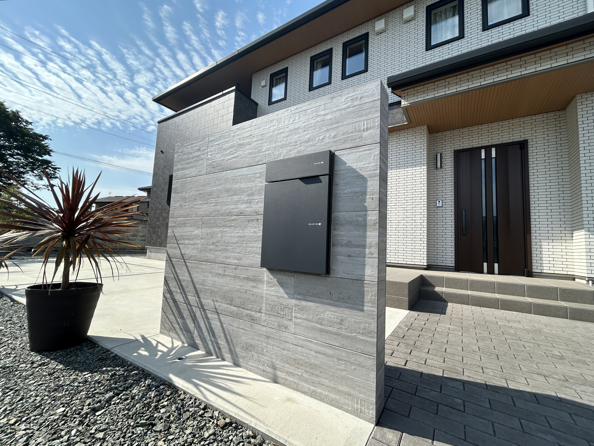 前橋市粕川町深津　中古戸建の設備|スタイリッシュな門柱にはにはポストと宅配ボックスがついてます♪		
						
