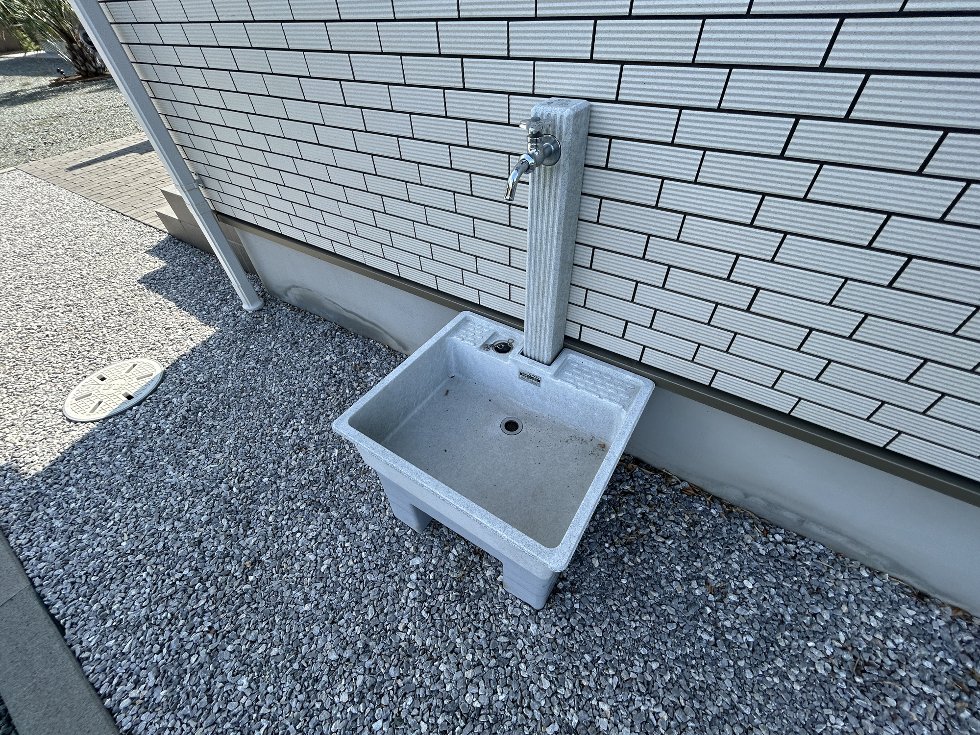 前橋市粕川町深津　中古戸建の設備|お庭には、立水栓があるのでお子様のお庭遊び後もすぐに手洗いが可能です♪						
						
