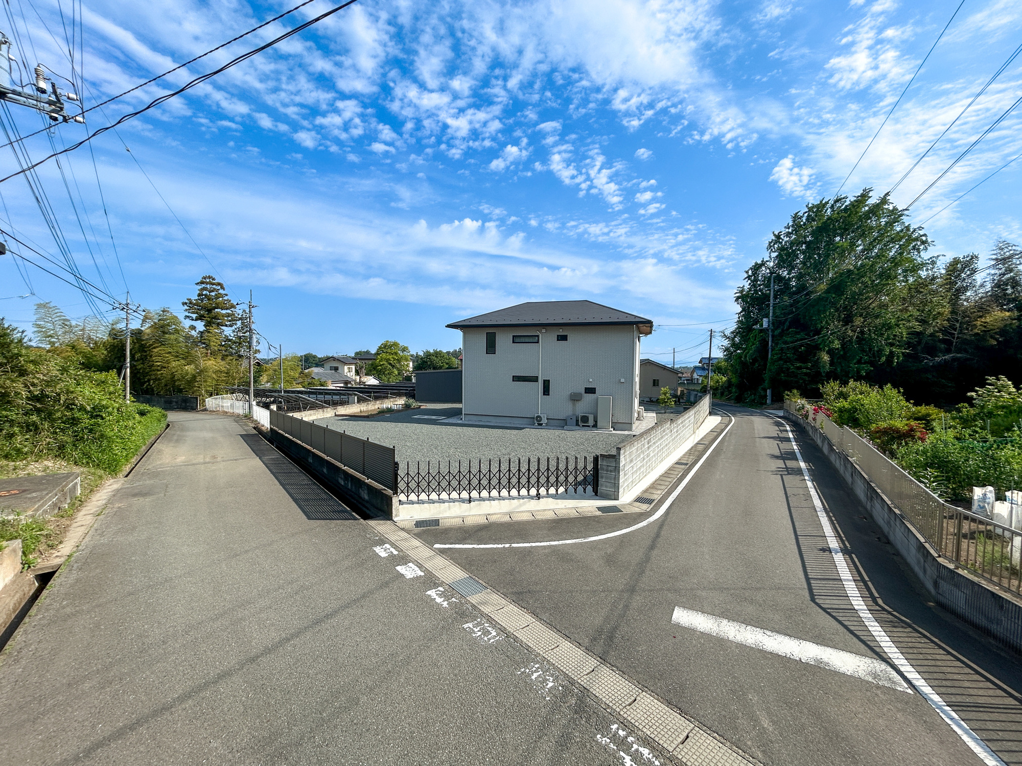 前橋市粕川町深津　中古戸建の前面道路含む現地写真|閑静な住宅地で子育て家族にピッタリ。毎日のお散歩も快適な緑に恵まれたエリアで、自然に包まれた穏やかな暮らしを実現するための、ゆとりある住環境が整っています。

