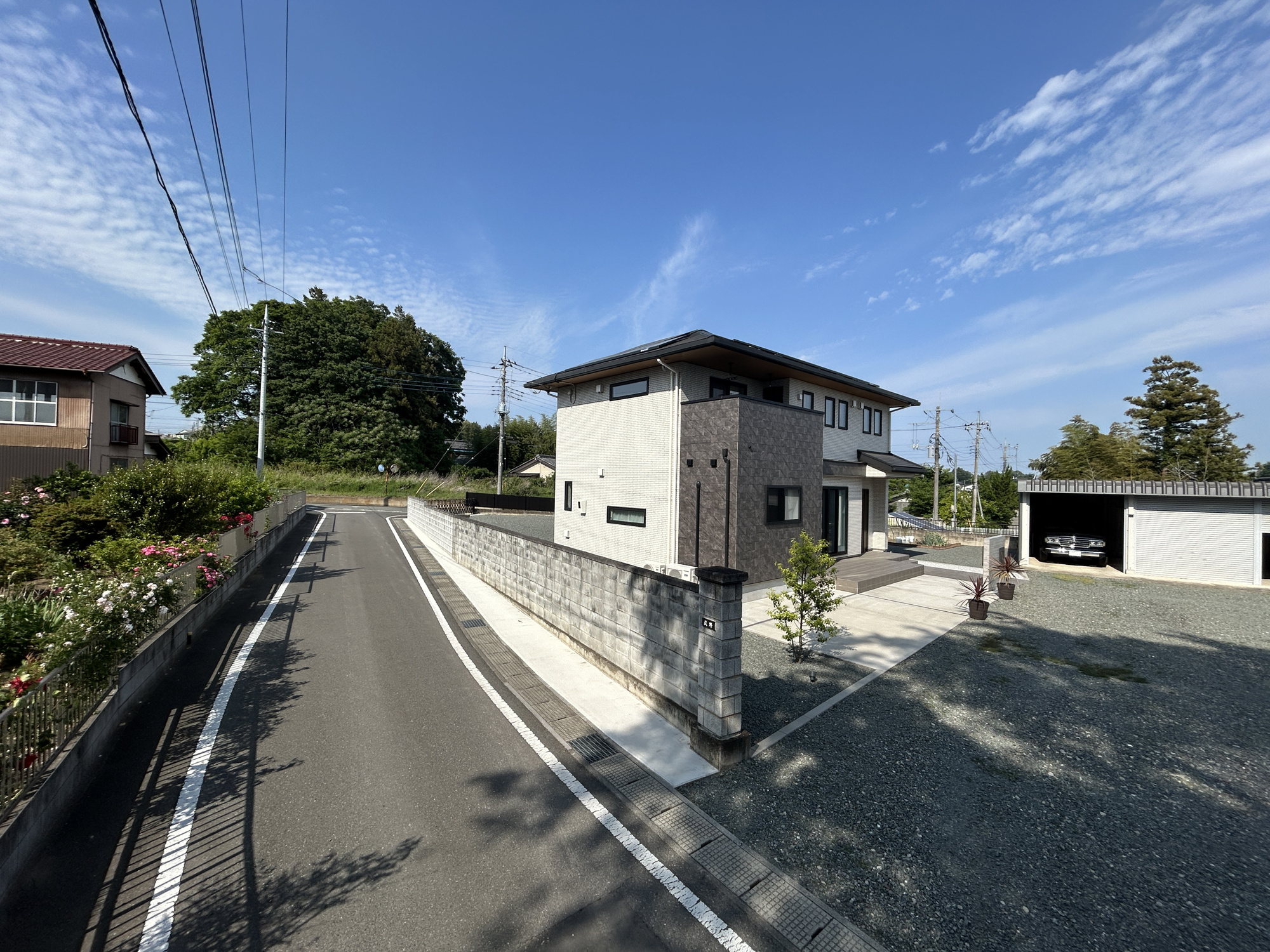 前橋市粕川町深津　中古戸建の前面道路含む現地写真|閑静な住宅街なので、周囲の住宅街とも程よい距離があります。習い事の練習なども安心して取り組めます。

