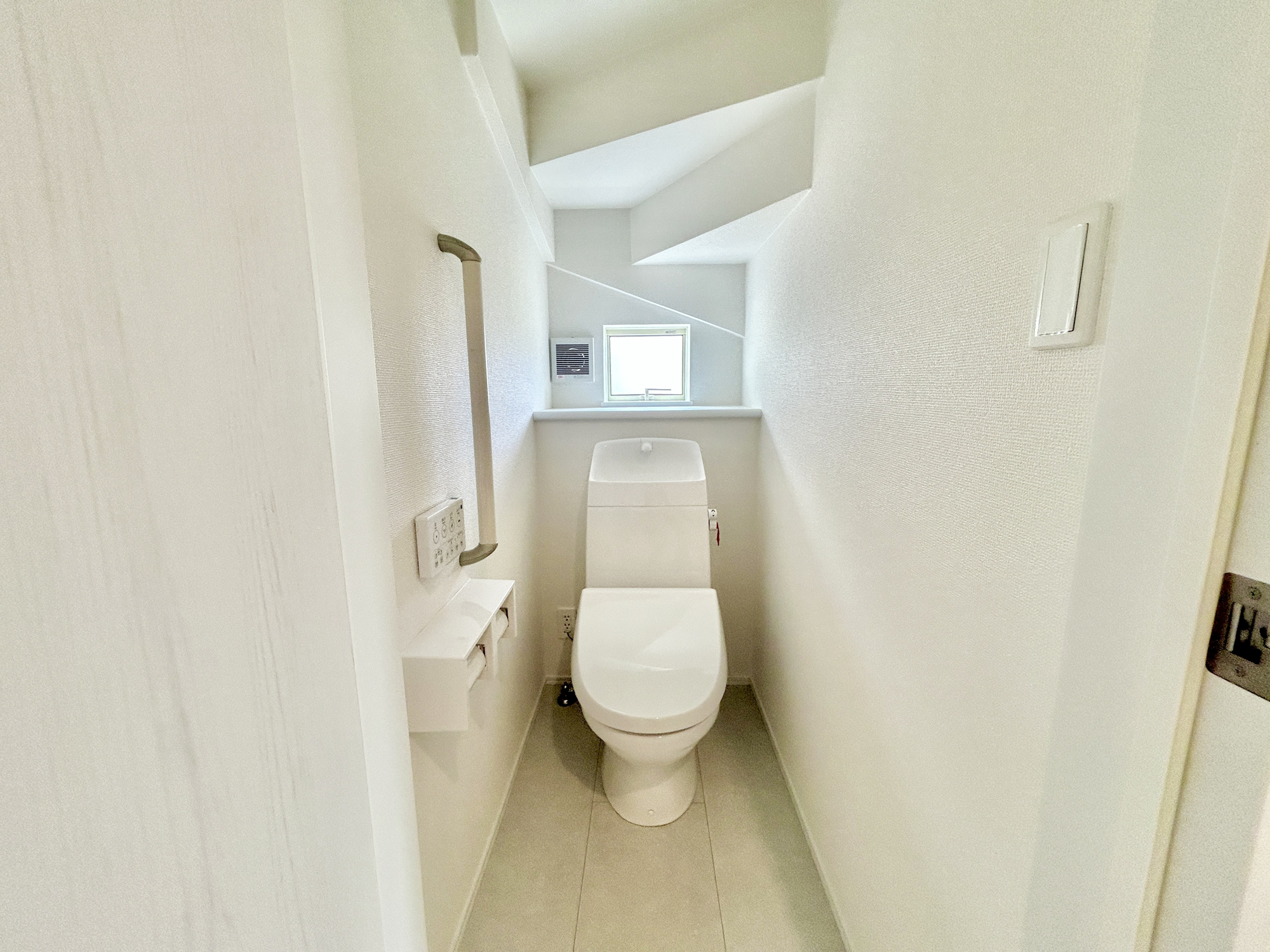 高崎市乗附町　新築住宅全1棟のトイレ|節水型でエコなトイレには、今では当たり前の洗浄付き。便座を温める機能もついていて、居心地良くてトイレから出られなくなるかも！換気用に換気扇はもちろん、窓も着いているので常に快適ですね♪