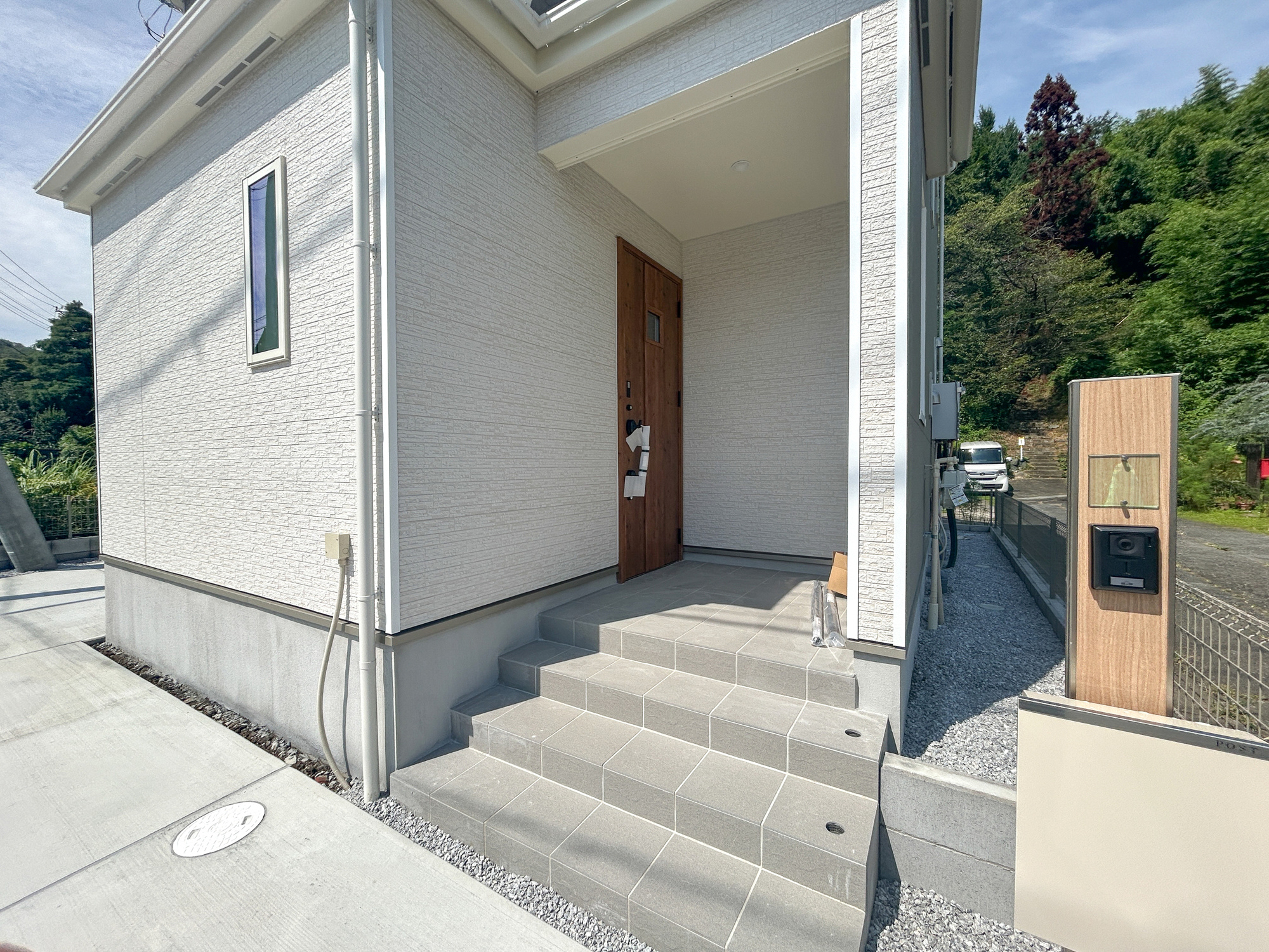 高崎市乗附町　新築住宅全1棟の玄関|明るく優しいイメージの玄関アプローチ。玄関上は屋根があるので雨の心配いらず♪