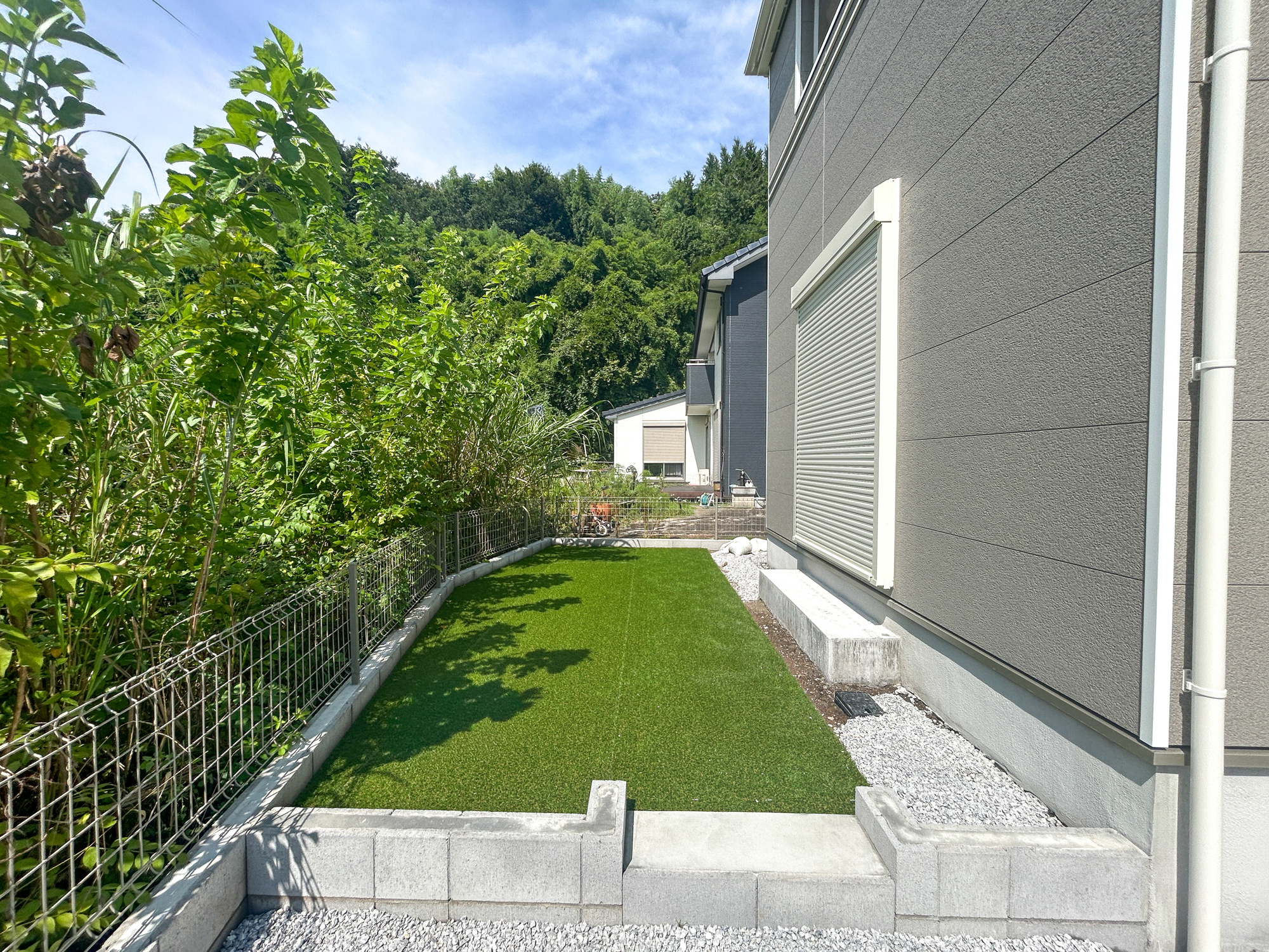 高崎市乗附町　新築住宅全1棟の庭|お庭には人工芝施工済みで緑の色が安らぎを感じさせます♪