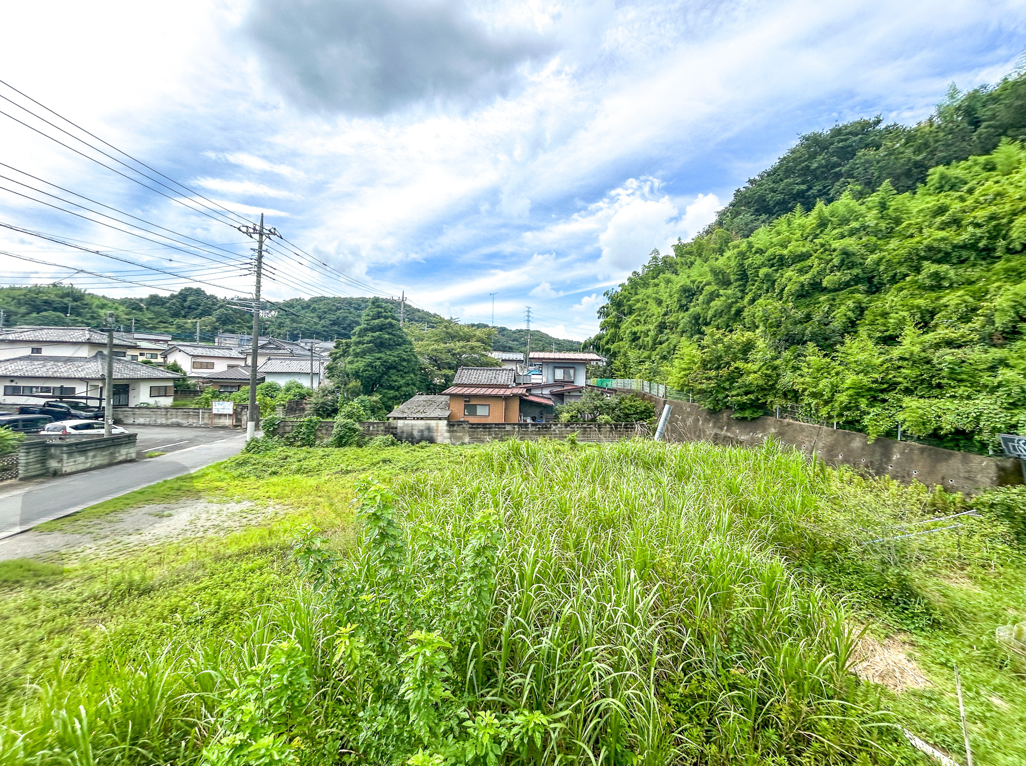高崎市乗附町　新築住宅全1棟の展望|閑静な住宅地で子育て家族にピッタリ。毎日のお散歩も快適な緑に恵まれたエリアで、自然に包まれた穏やかな暮らしを実現するための、ゆとりある住環境が整っています。緑の潤いを感じながらホッと生活できそう。