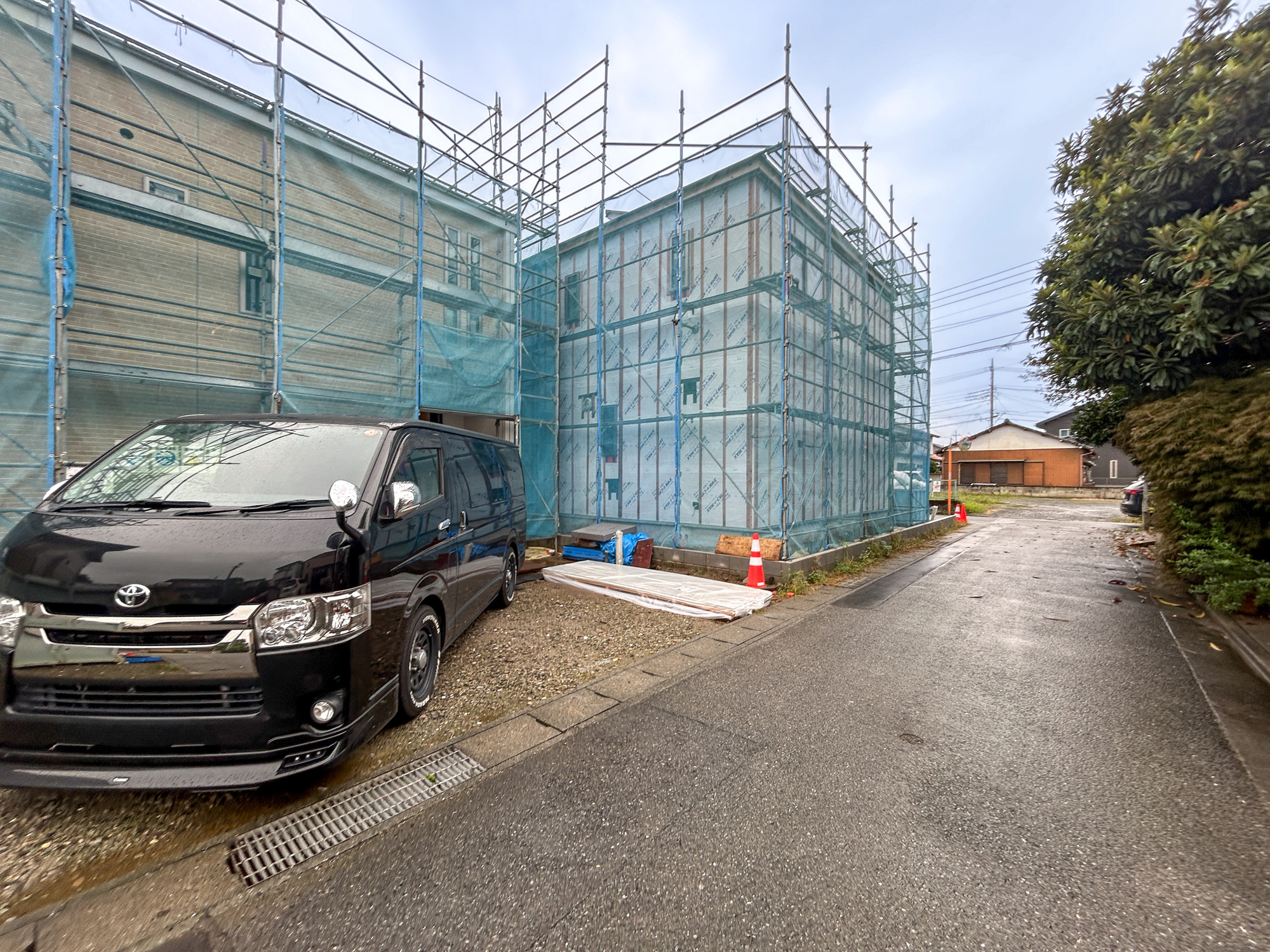高崎市上並榎町　新築住宅全2棟の前面道路含む現地写真|低層の一戸建てを中心とした街並みが整然と続き、周辺は高い建物が建っていないので、採光や開放性に恵まれ、空が広く緑の多い閑静な趣を感じる環境です。

