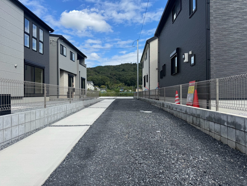 駐車スペース　駐車2台以上可能。道路に出るまでに一定の距離がありますのでお子様の飛び出し防止やプライバシーが保たれます！